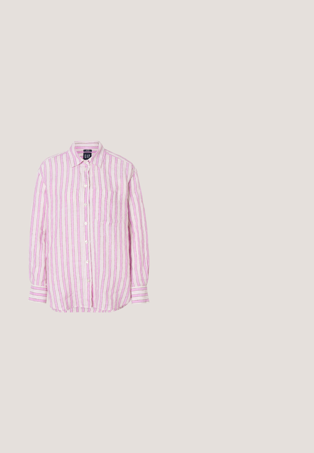 Chemise à manches longues boutonnée avec des rayures verticales roses, blanches et beiges, col, poche poitrine et poignets boutonnés.; Pantalon blanc à jambes larges avec poches avant et ceinture en tissu nouée à la taille, présenté sur un fond uni.; Ballerine en cuir verni marron avec un bout carré et une lanière ornée d'une petite boucle dorée. Texture lisse, talon bas et design minimaliste.; Lunettes de soleil rondes teinte brun avec une monture bordeaux brillante. Branches fines avec un détail de marque subtil. Design de verres plats.; Sac à main bordeaux en matériau brillant, de forme rectangulaire, avec deux anses et des accents légèrement courbés à l'avant.; Ceinture en cuir marron enroulée avec une grande boucle argentée et un embout en métal, placée sur un fond blanc.