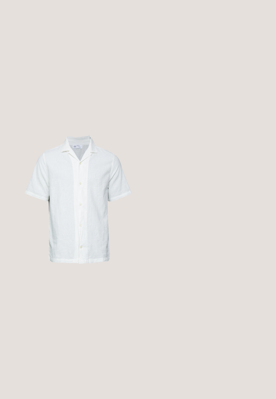 Košeľa s krátkym rukávom z ľanu v svetlej bielej farbe s golierom, s button-down predným zapínaním a jemnou textúrou. Má rovný spodný lem a vyhrnuté rukávy.; Svetlomodré džínsy s klasickým strihom, srolovaným lemom, prednými vreckami a mosadznými gombíkmi. Mäkkučká textúra a ležérny dizajn.; Biele plátené tenisky s námořníckou akcentovanou pätou, plochou gumovou podrážkou, okrúhlou špičkou a bielymi šnúrkami. Obsahujú logo na boku.; Čierne obdĺžnikové slnečné okuliare s tmavozelenými šošovkami, so štíhlým plastovým rámom a striebornými akcentmi na spánkoch.; Krémová plátenná taška typu tote s predným vreckom, dvoma rukoväťami, nastaviteľným ramenným popruhom a malým žltým nápisom "O.N.S" v dolnom pravom rohu vrecka.; Pletený opasok z hnedého látkového materiálu so striebornou prackou a hnedými koženými doplnkami, s reliéfnym logom koňa na koženom konci.