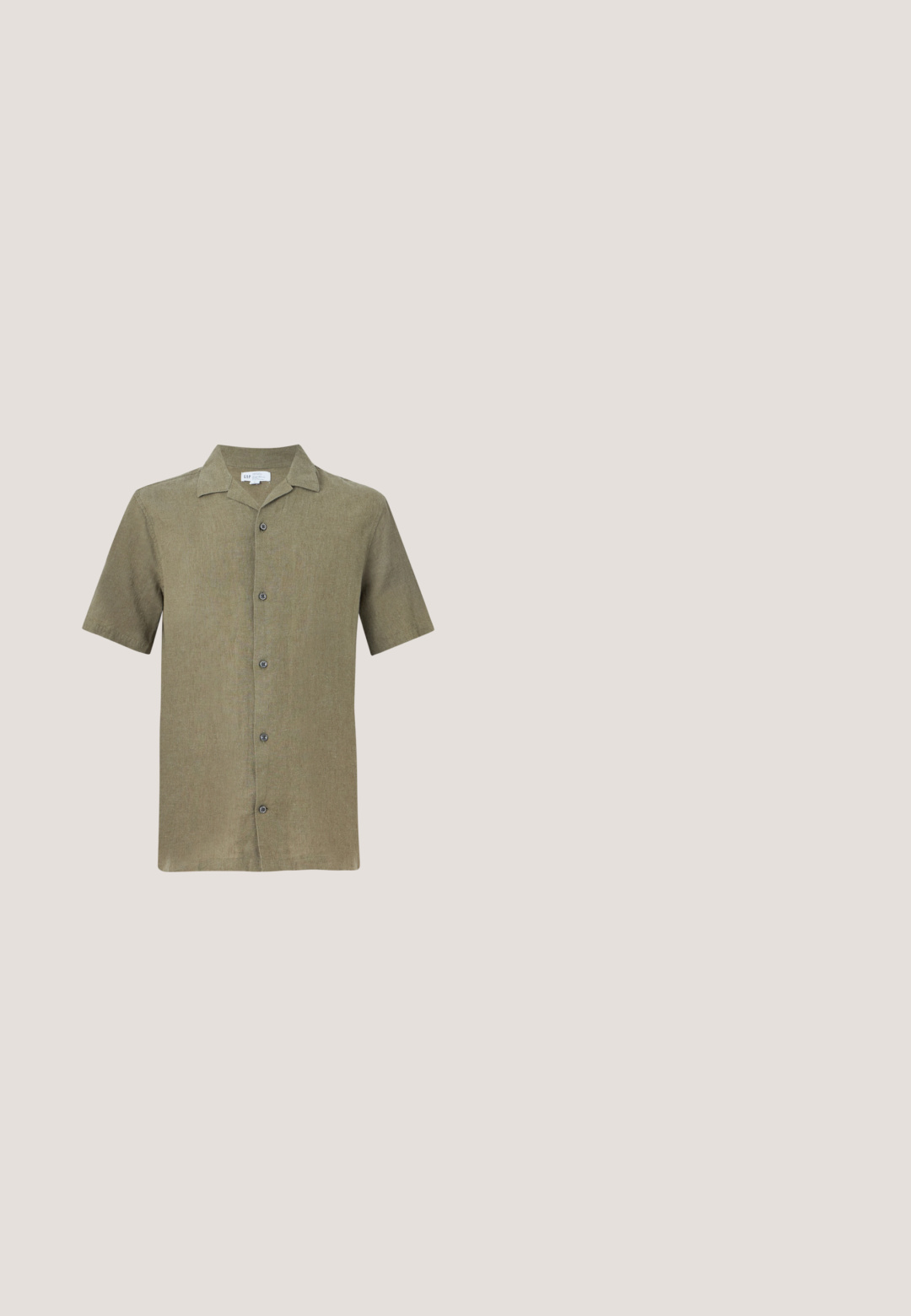 Chemise boutonnée à manches courtes de couleur vert olive avec col et cinq boutons sur le devant, présentée sur un fond uni.; Shorts en lin noir avec une coupe décontractée, taille à cordon de serrage et sans motifs visibles. Le tissu semble léger avec une finition légèrement texturée.; Sandale à glissière à lanières croisées de couleur marron, dotée d'une finition mate, d'une semelle noire plate et d'une texture lisse. Design minimaliste sans matériel visible.; Lunettes de soleil Ray-Ban avec des verres verts, monture en plastique noir et accents dorés sur les bords. Forme carrée avec une finition mate.; Personne aux cheveux courts portant une chemise à carreaux foncée et des lunettes de soleil porte un grand sac fourre-tout en toile écrue avec bandoulière et poche avant.; Montre carrée en argent avec cadran blanc, chiffres romains noirs et marqueurs, aiguilles noires et bracelet en cuir marron avec surpiqûres.
