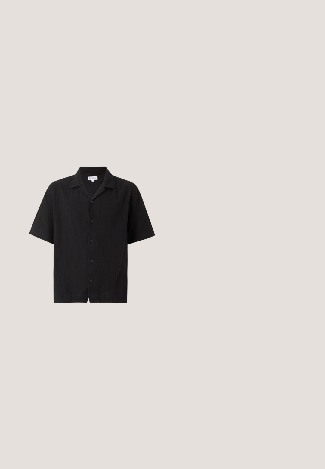 Chemise noire à manches courtes, boutonnée, avec col, cinq boutons sur le devant et un ourlet droit.; Pantalon noir pour homme, ajusté, avec fermeture à boutons, passants pour ceinture, plis avant, poches latérales et ourlets retroussés.; Sandale pour homme en cuir noir avec boucle argentée, design à bout ouvert, flottant au-dessus d'un sol en béton lisse.; Lunettes de soleil semi-cerclées noires avec des verres rectangulaires foncés et des branches fines et courbées reposant sur une surface blanche.; Collier de perles blanches avec des intercalaires en strass argentés et un fermoir chaîne en argent, présenté sur un fond clair uni.; Ceinture en faux cuir noir avec texture crocodile et boucle ronde en argent, enroulée sur un fond blanc uni.