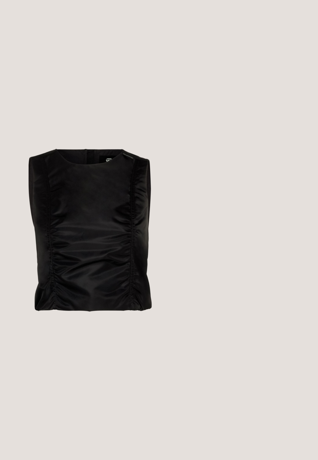 Haut sans manches noir avec une texture lisse et brillante. Présente des coutures latérales froncées pour une silhouette ajustée. Design simple avec un col rond.; Jupe en denim bleu foncé avec une coupe ajustée, cinq poches et des coutures orange. Inclut un système de fermeture à bouton métallique à la taille.; Bottes noires à plateforme montantes en cuir lisse, avec des talons carrés épais et un design élégant, le tout sur fond urbain.; Lunettes de soleil rectangulaires noires avec des verres dégradés de gris foncé à transparent. Présente un épais cadre en plastique et un branding discret sur les branches.; Sac à main noir avec un extérieur en maille, une poignée tissée et un laçage décoratif. Comprend une bandoulière amovible et des accents en matériel contrastants.; Boucles d'oreilles en argent avec une finition polie, présentant une forme circulaire et une fermeture à charnière. Texture lisse avec un minimum de détails.