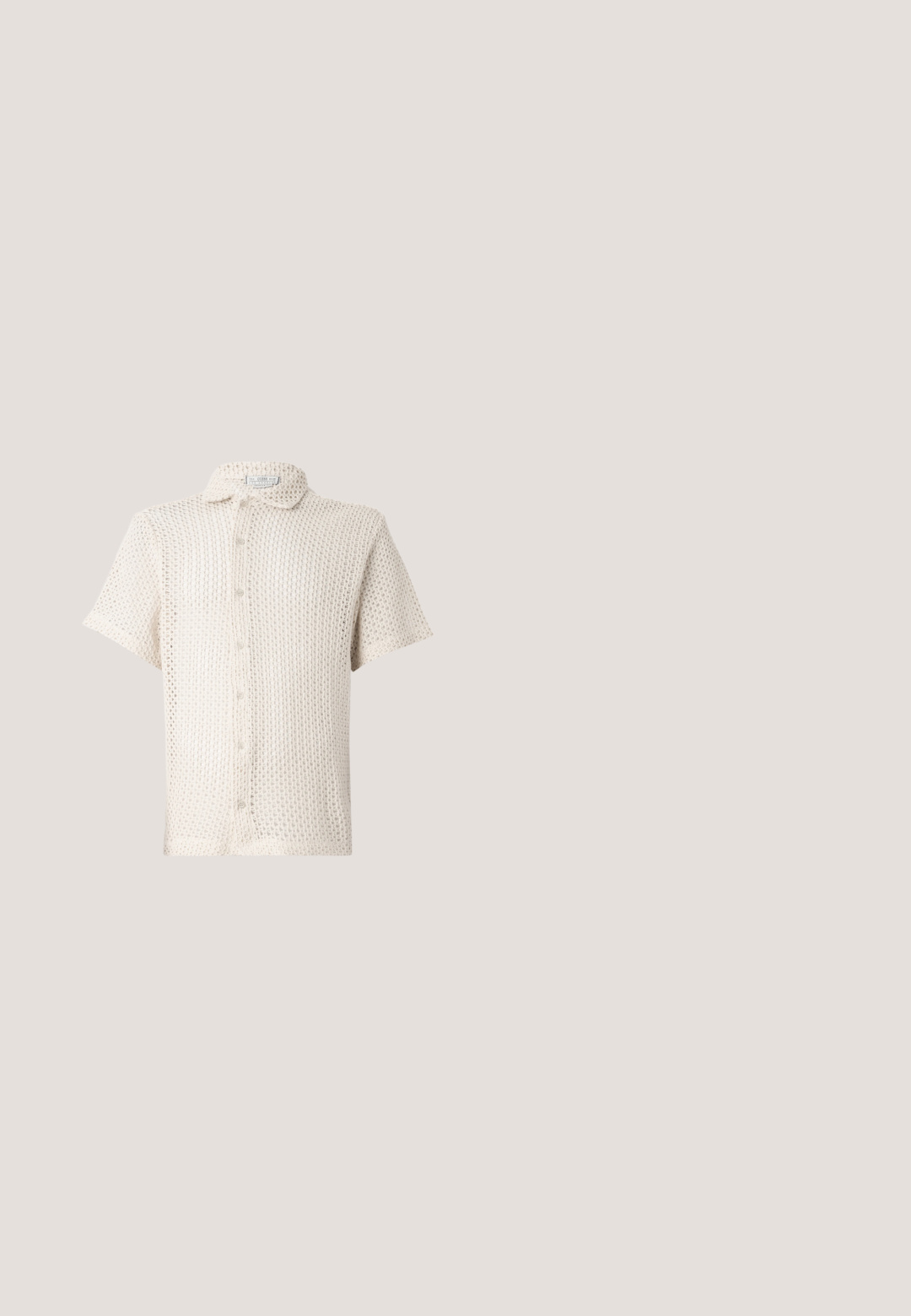 Kortærmet, lysebeige skjorte med knapper lavet af tekstureret, åbent strikket stof med krave og fem knapper nedad. ; Lyseblå denimshorts med lige skæring, forsynet med knap- og lynlåslukning, fem lommer og en let slidtblandet finish.; Brun lædersandal med to justerbare velcroremme og en sort polstret sål på hvid baggrund.; Brune acetat solbriller med mørkegrønne linser, rektangulær form og guld accenter på stængerne. Glat struktur, minimalistisk design.; Beige lærredstaske med to håndtag og en forlommer, "LES DEUX" broderet på lommen.; Flettet brun læderbælte med en sølvspænde. Har en vævet tekstur og en glat læderdetalje nær spænderen.