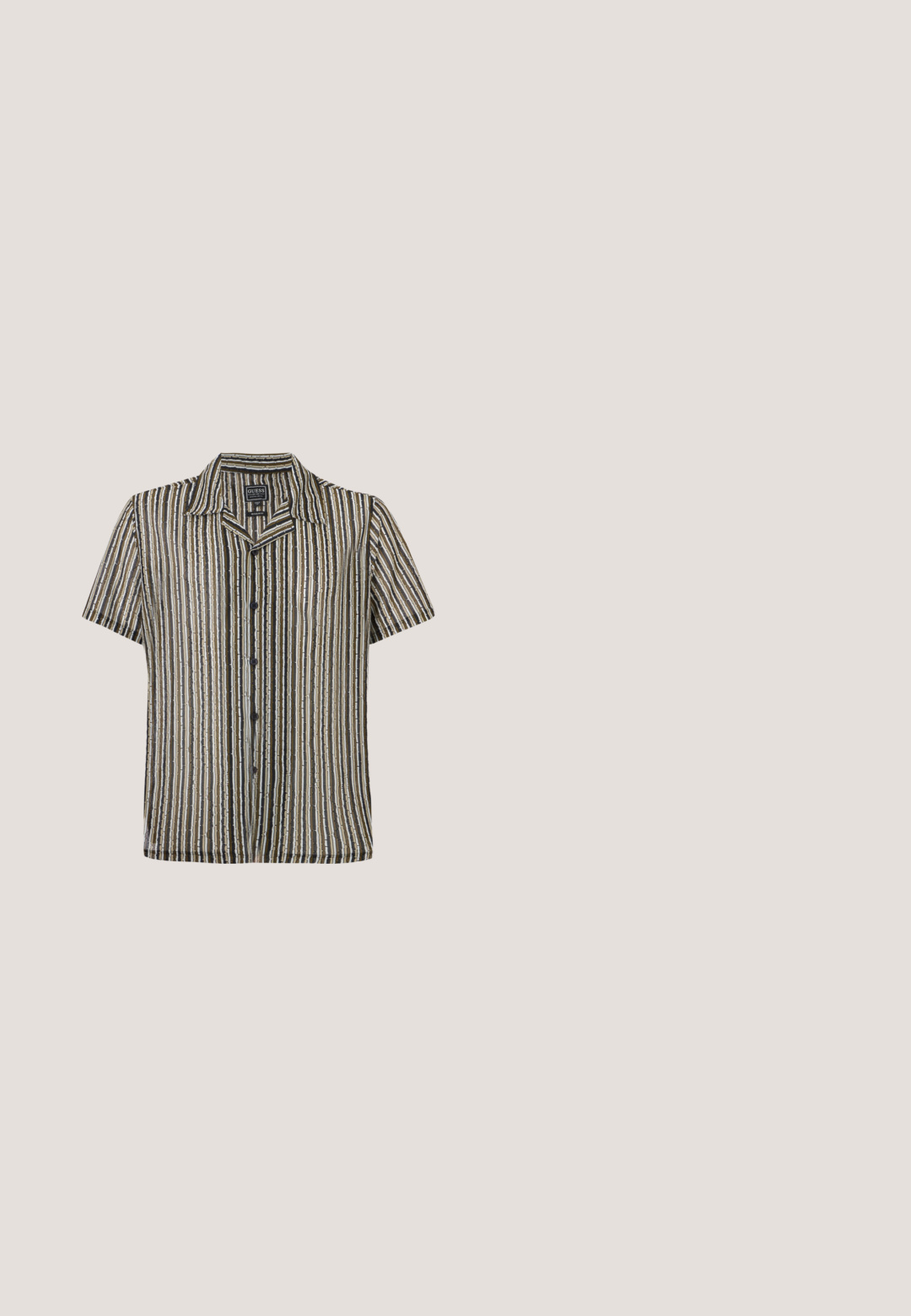 Korte mouwen button-up shirt met een gestreept patroon in zachte tonen van beige, zwart en grijs. Heeft een kampkraag en een relaxte pasvorm.; Lichtbeige op maat gemaakte broek met voorplooi, zijzakken, riemlussen en een knoopsluiting op een witte achtergrond.; Bruine leren sandaal met twee verstelbare klittenbandsluitingen en een zwarte gevoerde zool op een witte achtergrond.; BOSS Zonnebril - brown; Bruine leren duffeltas met twee handvatten, een zwarte verstelbare schouderriem en een klein "BOSS" logo middenvoor.; Bruine suède riem met zwarte metalen gesp opgerold op een effen lichte achtergrond.