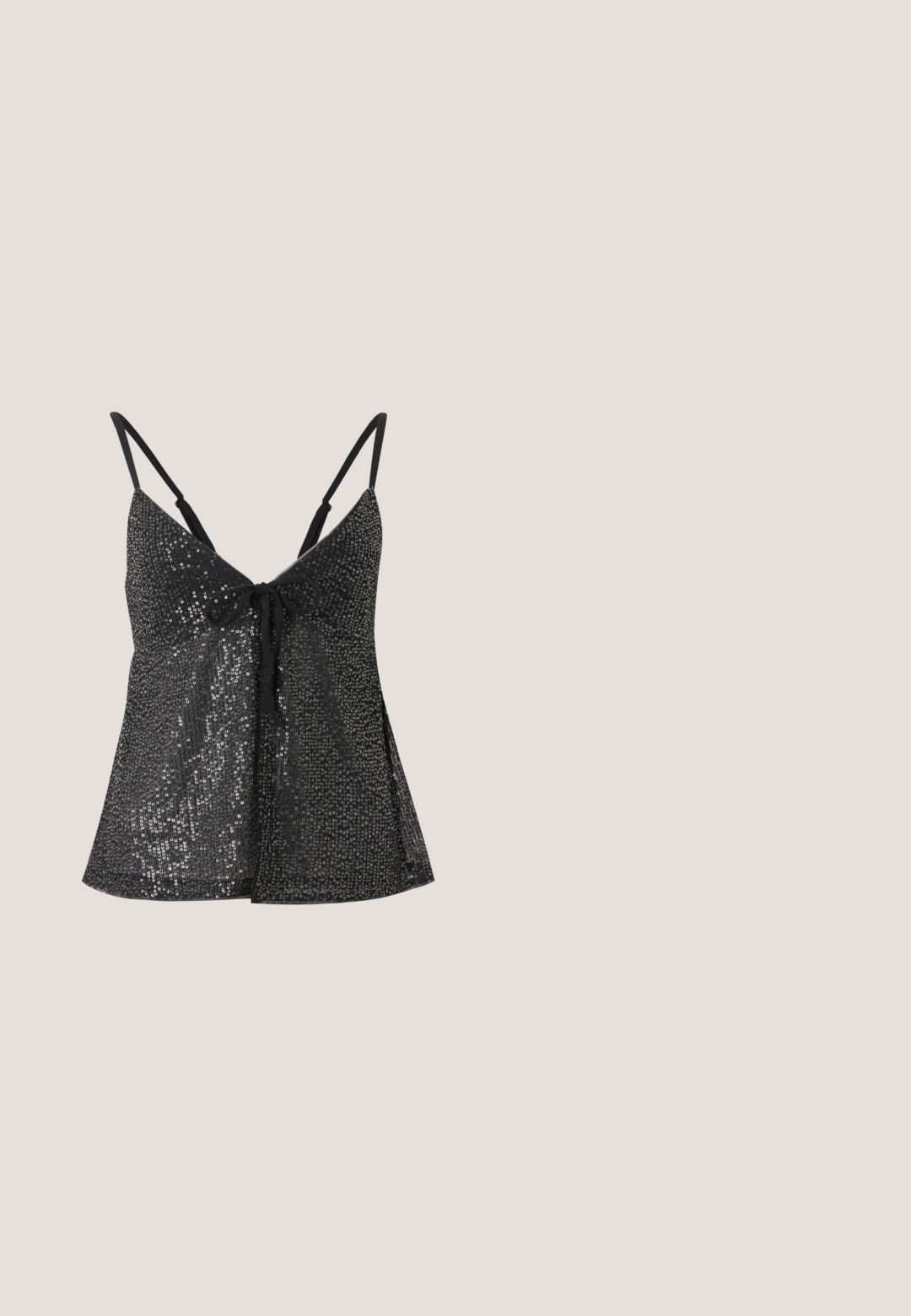 Schwarzes ärmelloses Top mit dünnen Trägern und Frontbindung, bedeckt mit glänzenden schwarzen Pailletten, auf neutralem hellem Hintergrund präsentiert.; Schwarze Schlagjeans aus Denim mit mittelhohem Bund, fünf Taschen und einem abgesteppten Saum. Dekoratives Logo auf dem hinteren Bund.; Schwarze Lederstiefeletten mit einem lässigen Design, klobigem hohen Absatz und strukturiertem Gummisohle. Mit einem Reißverschluss an der Seite.; Ovale Brillen mit einem metallisch-silbernen Rahmen, klaren Gläsern und strukturierten Perlenakzenten an den Bügeln. Leichtes Design mit gebogenen Bügeln.; Silberne Handtasche mit einem strukturierten Muster aus geometrischen Formen und Kreisen, ausgestattet mit einem abgerundeten Griff und einem abnehmbaren Schulterriemen.; Silberne Kette mit Herz-, Stern- und Flaggenanhängern, einschließlich eines hängenden Herzanhängers mit roten, weißen und blauen Farben.