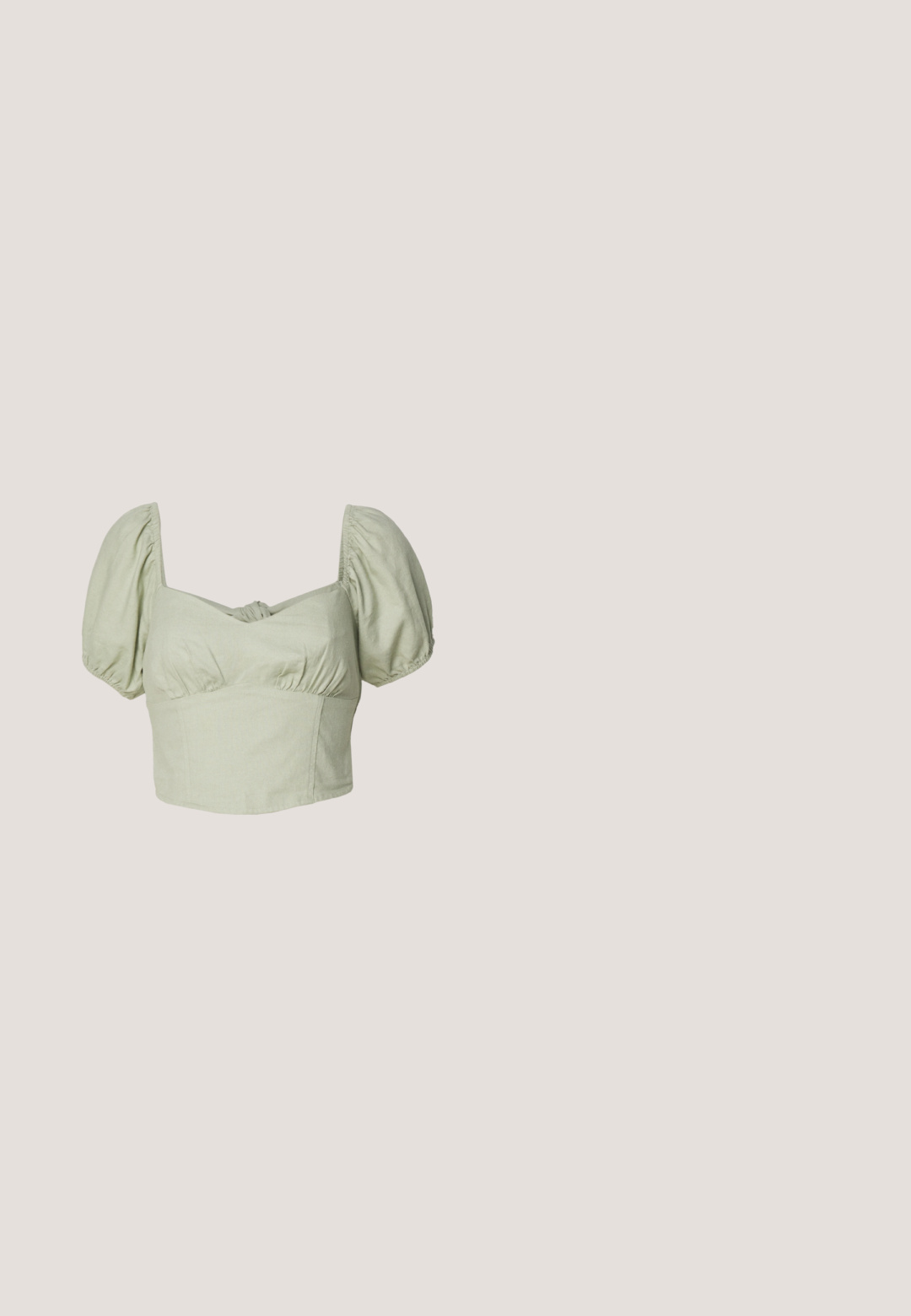 Lichtgroene crop top met pofmouwen, textuurstof, geplooide details bij de buste en een knoop in het midden.; Witte denim jeans met een recht gesneden ontwerp, vijf zakken en koperen hardware accenten. Afgeronde zoom aan de enkels.; Denim platform sandalen met een enkelbandje, brede voorband en een geometrische hoge hak in lichtblauw met tan accenten.; Roze transparante zonnebril met ovale lenzen, donkerrode tint en slanke pootjes, met een gladde afwerking en subtiele details op het frame.; Witte nepleren handtas met een gestructureerde driehoekige vorm, een enkele verstelbare schouderriem en een klep met ronde accenten.; Gouden metalen armband met een vloeiende, kromme vormgeving. Bevat een kleine, opvallende, zilvergekleurde accent aan één uiteinde.