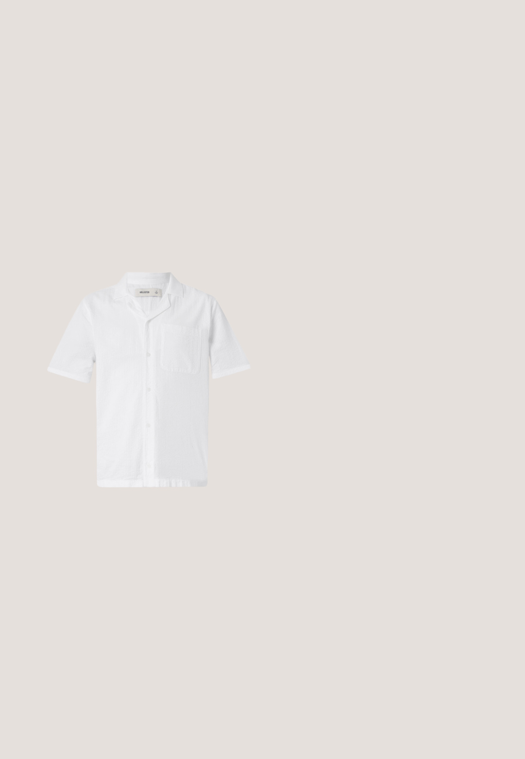 Camisa blanca de botones de manga corta con un bolsillo, que presenta una tela texturizada y un diseño de cuello relajado.; Pantalones cortos beige de algodón, con cierre de botón en la parte frontal, bolsillos laterales y un corte recto, con un dobladillo que llega justo por encima de la rodilla.; Sandalia deslizante de tiras cruzadas en color marrón con acabado mate, suela negra plana y textura suave. Diseño minimalista sin herrajes visibles.; Gafas de sol rectangulares de carey con lentes verde oscuro, mostradas sobre un fondo blanco.; Bolsa tote de lona color crema con bolsillo delantero, dos asas, correa de hombro ajustable y pequeño texto amarillo "O.N.S" en la parte inferior derecha del bolsillo.; Cinturón de cuero marrón oscuro con hebilla rectangular plateada, enrollado y apoyado sobre un fondo neutro claro.