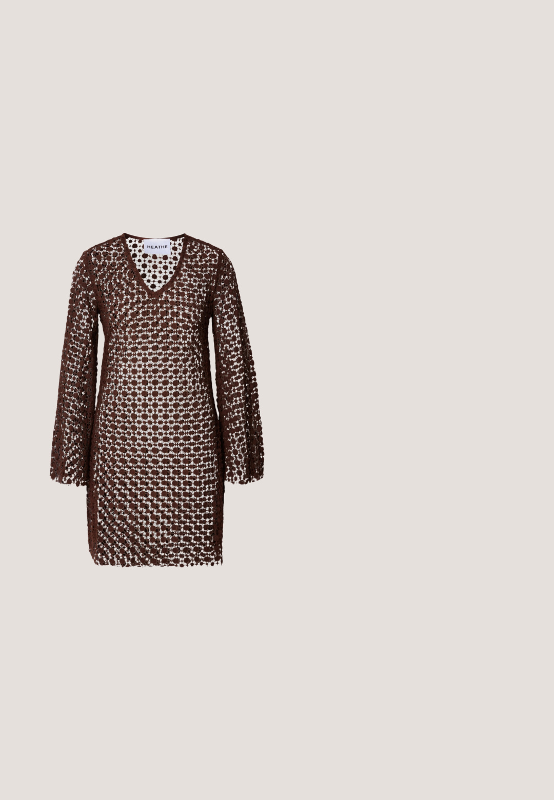 Robe en crochet marron avec un décolleté en V, des manches longues et une coupe ample. Elle présente un design à motif, permettant à la lumière de passer à travers.; Pantalons évasés bordeaux avec une texture lisse, une taille haute et une fermeture à bouton unique, conçus pour une silhouette ajustée.; Mule brun foncé brillant à bout pointu avec un talon bloc et logo DKNY sur le côté, présentée sur un fond blanc uni.; Lunettes de soleil en écaille de tortue rectangulaires avec des verres teintés marron et un emblème "C" doré sur les branches, sur un fond clair uni.; Sac à main en cuir bordeaux avec une forme courbée, deux poignées, fermeture éclair et détails de couture subtils. Fini lisse et brillant.; Boucles d'oreilles en résine violet foncé en forme de croissants de lune, avec des accents en métal argenté et des attaches arrière en plastique transparent pour un maintien sûr.