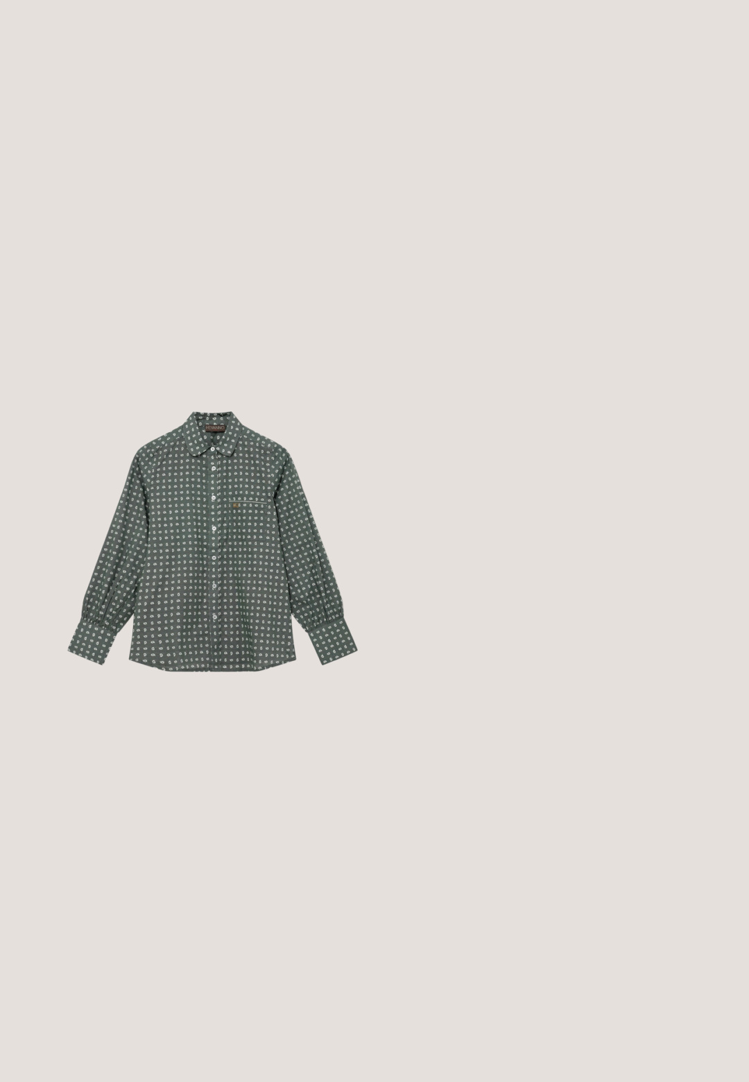 Groene langetermijnshirt met een button-down kraag, voorzien van een wit cirkelpatroon, een patchzak aan de voorkant en knoopsluitingen op de manchet.; Zwarte, gestructureerde broeken met een losse pasvorm, voorzien van een hoge taille, knoopsluiting, plooien en opgerolde manchetten.; Zwarte leren instappers met een gladde afwerking, ronde neus, decoratieve stiksels en een lage hak. Het ontwerp is minimalistisch zonder zichtbare hardware.; Zwarte rechthoekige zonnebril met donkere glazen en een dunne gouden brug, liggend op een lichtgrijs oppervlak.; Zwarte rechthoekige leren clutch met flapsluiting en verstelbare band, voorzien van een klein zilverkleurig metalen merkembleem aan de voorkant.; Zwarte smalle leren riem met zilverkleurige rechthoekige gesp en meerdere verstelgaten, aan de binnenkant voorzien van het label "MY ESSENTIAL WARDROBE".