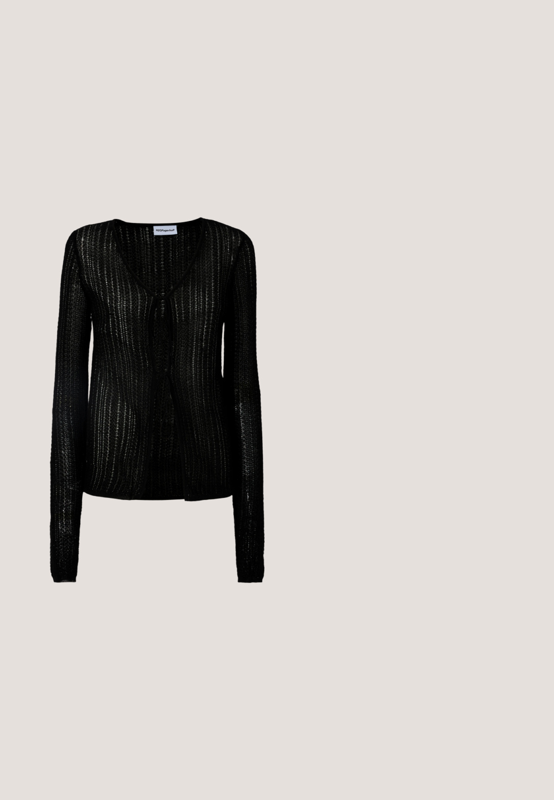Cardigan noir en maille avec col en V et fermeture par boutons. Manches longues avec un design texturé, léger et un motif en maille ouverte.; Pantalons larges noirs au tissu lisse, dotés d'une taille haute, de plis avant et d'accents en boutons métalliques.; Chaussure à talon haut en cuir noir, à bride arrière, avec un bout pointu et un talon fin sur fond blanc.; Sac à main rectangulaire en cuir noir avec fermeture à rabat et deux longues anses sur fond blanc uni.; Deux paires de Boucles d'oreilles créoles géométriques dorées sur une surface blanche unie, une paire carrée et pleine, une paire rectangulaire et creuse.; Ceinture en cuir noir avec une boucle carrée dorée brillante, enroulée soigneusement sur un fond blanc uni.