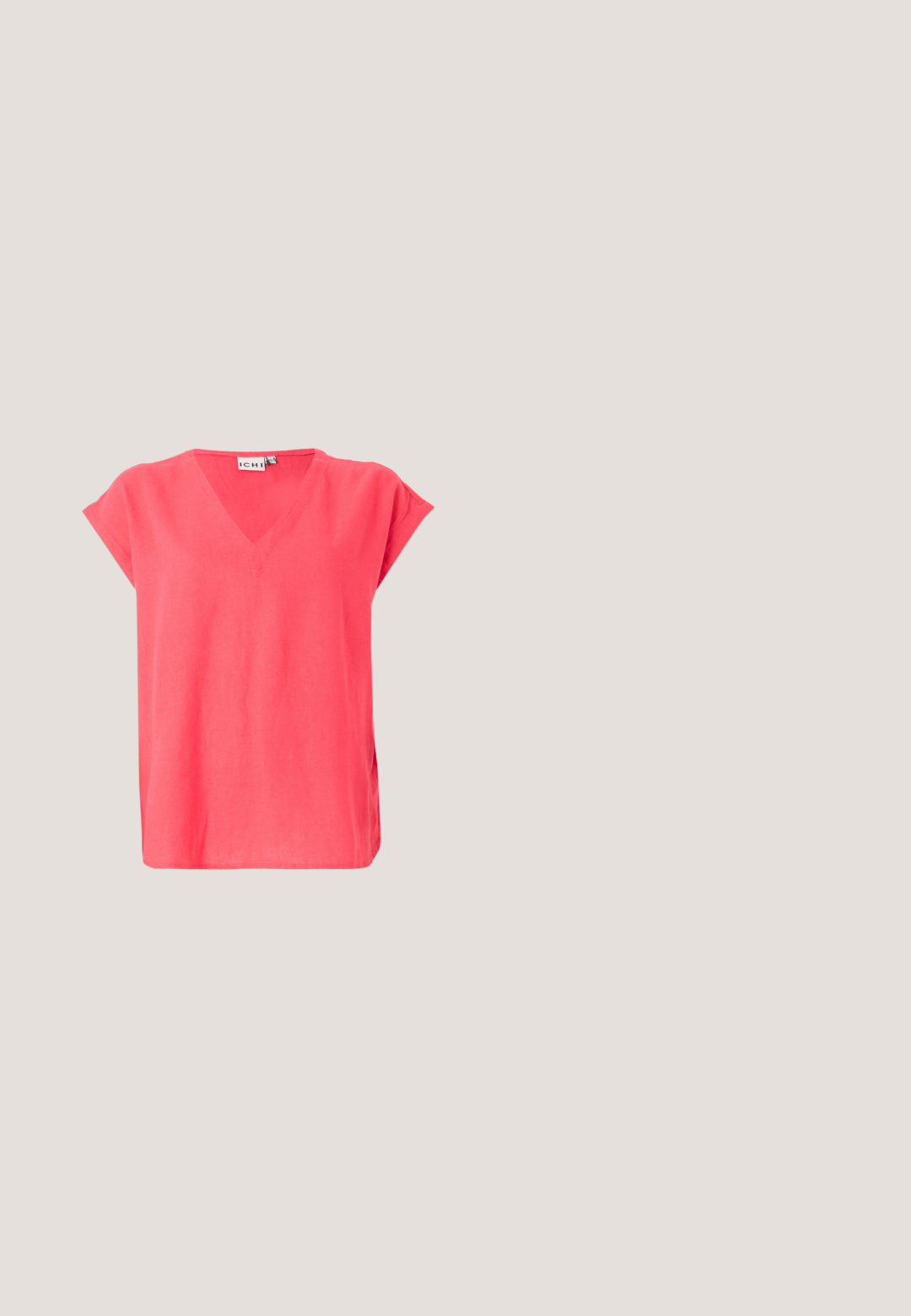 Blouse à manches courtes couleur corail rose, avec un col en V, confectionnée en tissu léger, présentant une coupe décontractée et des fentes latérales.; Jupe à motifs floraux avec une taille smockée, des couches volantes et un fond blanc ornée de fleurs vertes, rouges et bleues.; Sandale blanche à bout ouvert avec talon carré, bride avant tressée ornée de petites perles et bride de cheville avec boucle argentée.; Sac à main en cuir tressé rouge avec une forme triangulaire arrondie et deux poignées tressées sur fond blanc.; Quatre boucles d'oreilles clous en forme de fleurs couleur or disposées en deux paires sur un fond blanc.; Ceinture en cuir noir avec une boucle carrée dorée brillante, enroulée soigneusement sur un fond blanc uni.
