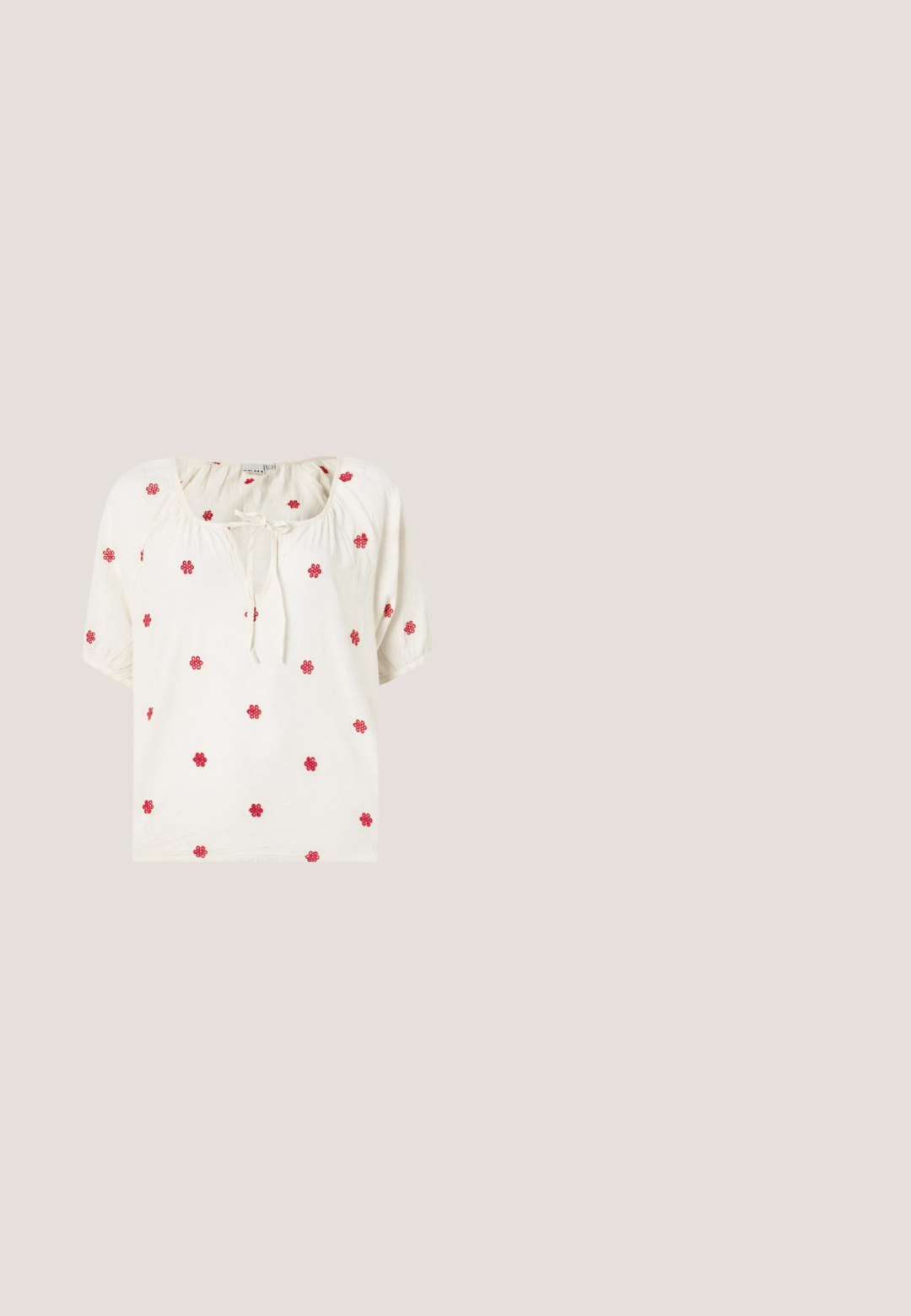 Haut blanc à manches courtes avec un décolleté en scoop, orné de broderies florales rouges et d'un détail à nouer au centre. Fabriqué en tissu léger.; Shorts texturés couleur rose avec taille élastiquée et coupe décontractée, conçus pour un usage quotidien.; Sandale blanche à talon avec un bout pointu, sangle de cheville réglable et un talon carré épais. Texture lisse avec des détails de couture minimaux.; Monture de lunettes rectangulaire translucide brun clair avec verres transparents présentée sur un fond blanc.; Sac à main beige structuré avec poignée supérieure, panneau avant tissé, breloque à pompons floraux et une bandoulière amovible, étiqueté Anna Field.; Paire de boucles d'oreilles en ton or avec trois segments incurvés de couleur corail sur chaque boucle, posées sur un fond blanc uni.
