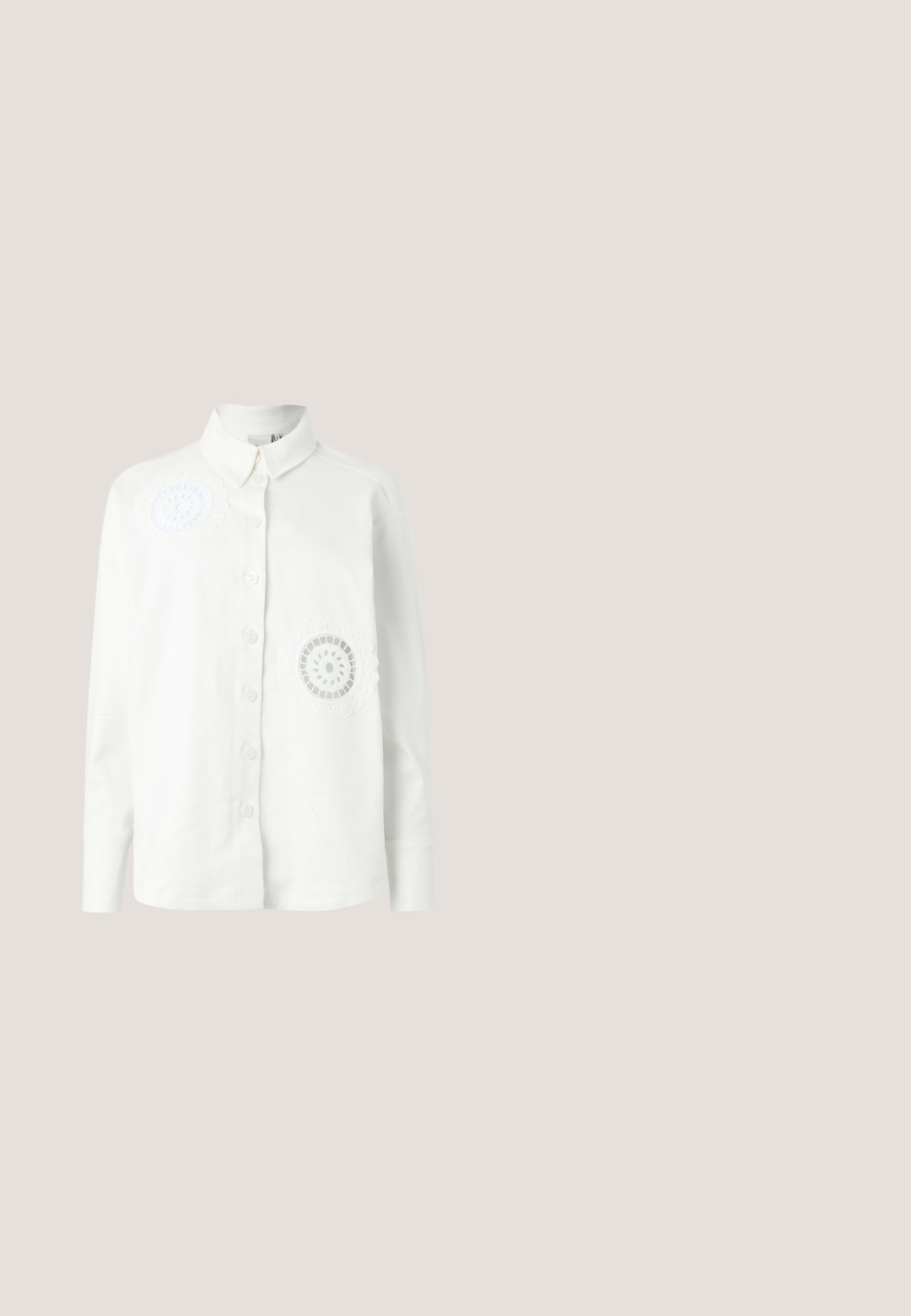 Chemise blanche à manches longues, ornée de deux motifs décoratifs brodés et d'un col classique. Tissu doux et texturé.; Salopette en denim blanc avec de fines rayures noires verticales, bretelles réglables et poche avant sur la poitrine.; Des sandales blanches à talons présentent un bout carré, de fines lanières et un talon épais. La semelle est lisse avec une légère texture sur un fond uni.; Lunettes rectangulaires transparentes beige avec des verres clairs posées sur une surface blanche.; Sac à main plissé jaune en simili cuir lisse, arborant une forme douce avec une bandoulière unique et un design froncé sur le dessus.; Paire de boucles d'oreilles en ton or avec des fleurs à cinq pétales en émail blanc et trois petits strass clairs au centre, accompagnées de clous d'oreilles en forme de fleurs ton or.