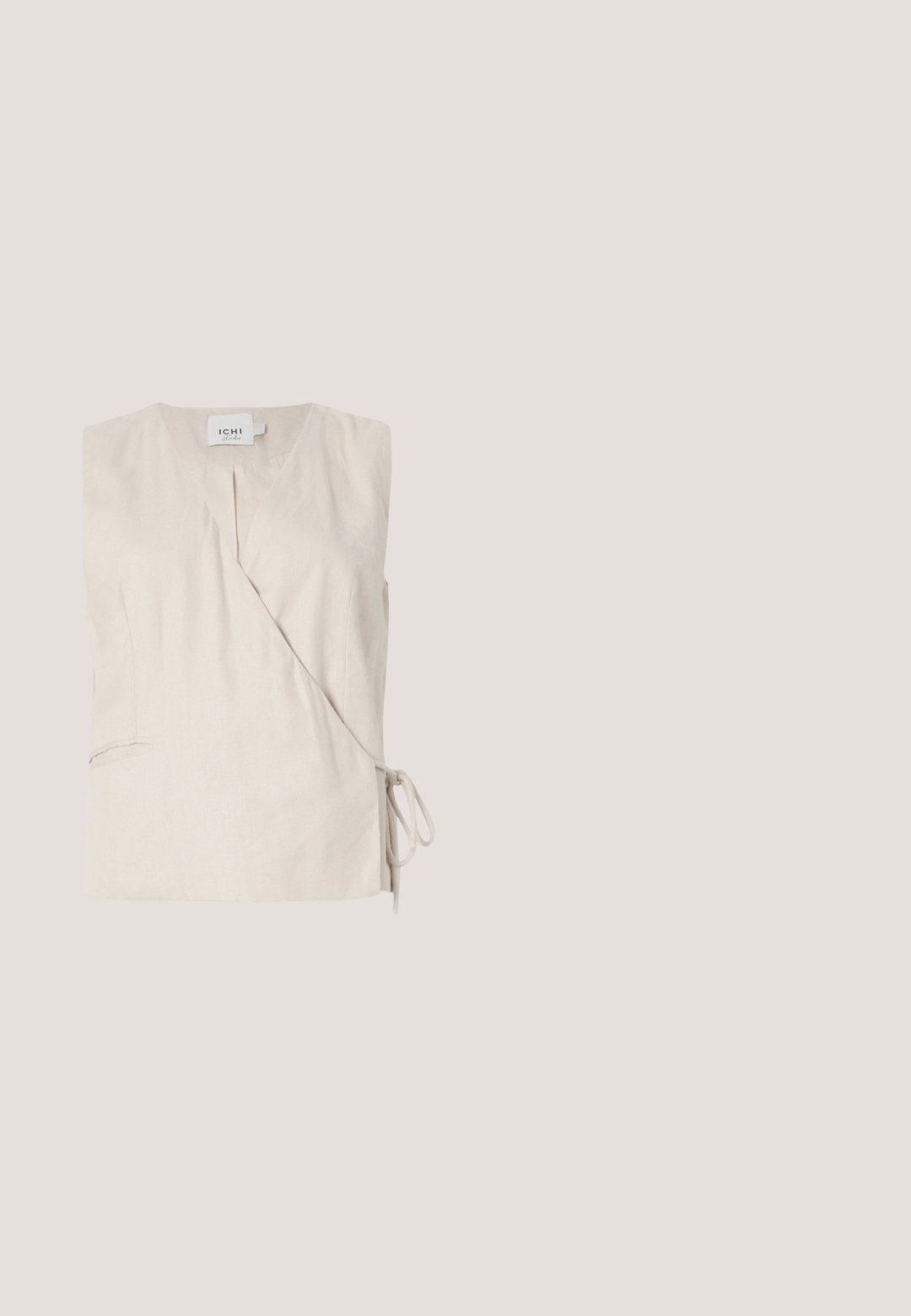 Beige pellava ilman hihoja oleva paita, jossa on kietaisusuunnittelu, V-pääntie, sivusolmu ja hienovarainen pinta. Sisältää pienen taskuyksityiskohdan.; Beige shorts yang dirancang dengan pelipatan, dilengkapi dengan penutupan tombol dan tekstur halus, dirancang untuk siluet modern yang terstruktur.; Valkoinen tasapohjainen sandaali nilkkaremillä, koristeellisilla nahkakukilla edessä ja matalalla blokki-korolla neutraalilla taustalla.; Silmukat aurinkolasit, joissa on paksu suorakulmainen muoto, liukuväriset ruskeat linssit, kultainen logo-aksentti tempurissa ja sileä kiiltävä pinta.; Pyöreä kudottu käsilaukku luonnollisesta olkikuidusta, jossa on teksturoitu pinta. Varustettu sileällä ruskealla nahkahihnalla ja pyöreällä kahvalla.; Kultasävytteinen rannekoru, jossa on tähtiä muistuttavia koristeita ja pyöreitä helmiä, korostettuna kirkkailla kristalleilla, yksityiskohtaisella lukolla ja sileällä viimeistelyllä.