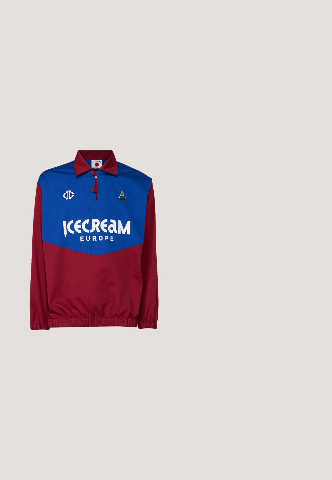 Rood en blauwe trui met een kraag, voorzien van een groot wit "icecream EUROPE" logo, geborduurde accenten en elastische boorden aan de taille en mouwen.; Bruine sportieve broek met een elastische tailleband, twee zijzakken en een klein logo aan de linkerzijde, gemaakt van een zachte stof.; Rode suède sneakers met drie witte strepen, ronde neus en gestructureerde zool, gecombineerd met lichtblauwe spijkerbroek op een groene achtergrond.; Bruine schildpadvormige rechthoekige bril met heldere glazen en slanke poten, met een gladde textuur en een minimalistisch ontwerp.; Rode leren schoudertas met brede riem en zilverkleurige metalen oogschoenen langs de zijkanten en riem.; Gouden en zilveren in elkaar verweven afgeronde ring met een gladde, gepolijste afwerking op een effen witte achtergrond.
