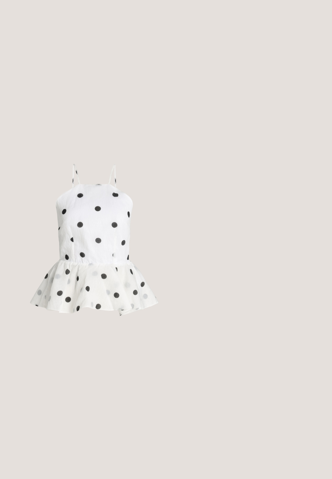 Top blanc sans manches avec des pois noirs et un ourlet peplum évasé, avec de fines bretelles.; Pantalon large bleu marine à fines rayures, avec passants de ceinture et plis devant, présenté sur un fond blanc uni.; Chaussures à talons noires avec une bride, à bout pointu, finition mate lisse et talon fin brillant. Sangle ajustable avec petit détail de boucle.; Lunettes de soleil noires avec des montures épaisses, verres foncés et logo doré "Chloé" sur le côté. Texture lisse avec un design angulaire.; Petit sac à main noir brillant avec deux longues anses et des détails à cordon sur les côtés sur un fond clair uni.; Boucles d'oreilles en argent en forme de créoles, ornées de deux grandes perles blanches lisses et d'accents sphériques métalliques, montées sur un fil métallique courbé.