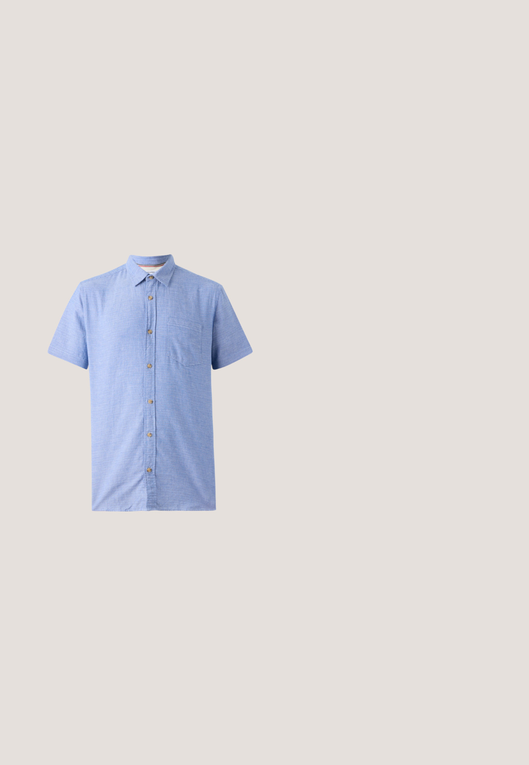 Chemise à manches courtes en tissu bleu clair avec un motif à carreaux, dotée d'une fermeture à boutons sur le devant et d'une poche poitrine.; Shorts en lin beige avec taille élastique, cordon de serrage et poches latérales. Coupe décontractée avec jambe droite et ourlet retourné.; Sandale à glissière à lanières croisées de couleur marron, dotée d'une finition mate, d'une semelle noire plate et d'une texture lisse. Design minimaliste sans matériel visible.; Lunettes de soleil écaille de tortue avec des verres verts, dotées d'une monture ronde. Accompagnées d'un sac à cordon noir avec le logo "URBAN CLASSICS".; Sac fourre-tout en toile de couleur ivoire, avec des poignées courtes et le texte imprimé "LES DEUX" en lettres noires en gras. Design durable et simple.; Collier en perles blanches avec une forme ronde uniforme, surface lisse et fermoir en métal avec une chaîne d'extension pour une longueur ajustable.