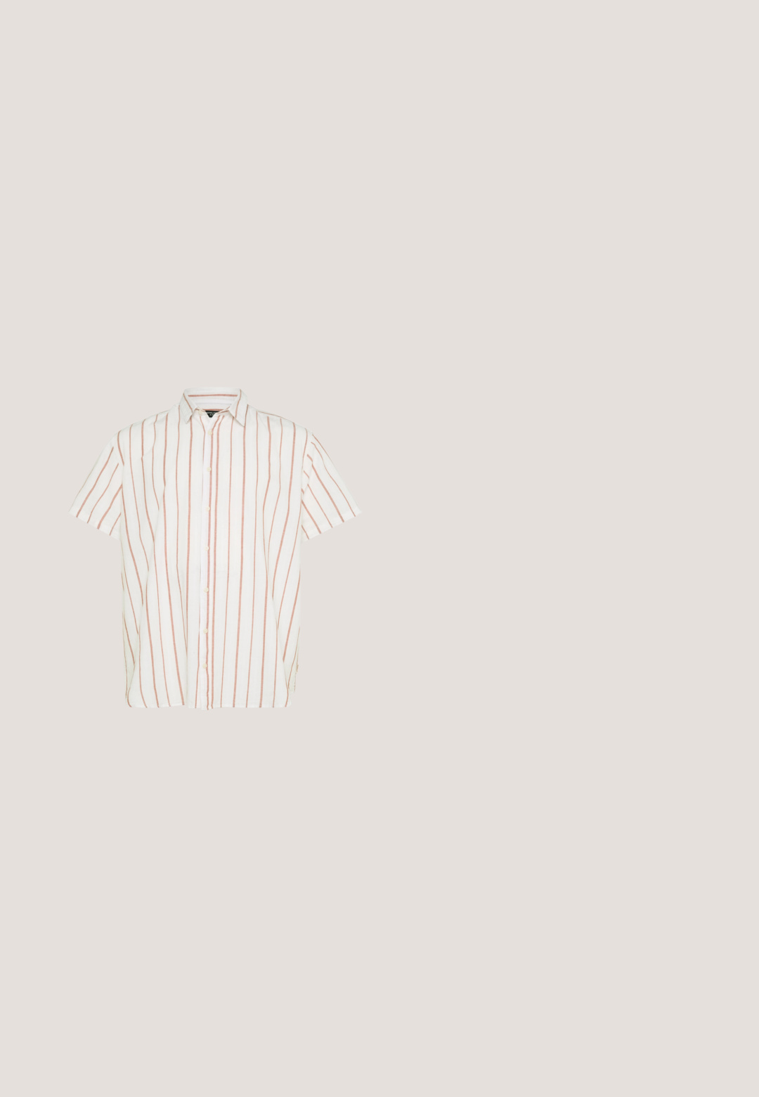 Kortærmet skjorte med knapper i hvidt stof, der har smalle, lodrette røde striber. Klassisk krave og lige kantdesign.; Lyse khaki shorts med lige snit, lavet af bomuld. Har en enkelt frontknap, sidelommer og oprevne kanter.; Hvide lærreds sneakers med gummisål, der har seks snørehuller, en struktureret tåkap og et minimalistisk design.; Ray-Ban solbriller med grønne linser, sorte plastikstel og gyldne detaljer ved kanterne. Firkantet form med mat finish.; Canvas tote bag i off-white, med korte håndtag og teksten "LES DEUX" trykt i fede sorte bogstaver. Holdbart, simpelt design.; Brun fletlæderbælte med en sølvmetal spænde og læderdetaljer. Har et struktureret vævemønster og robust konstruktion.