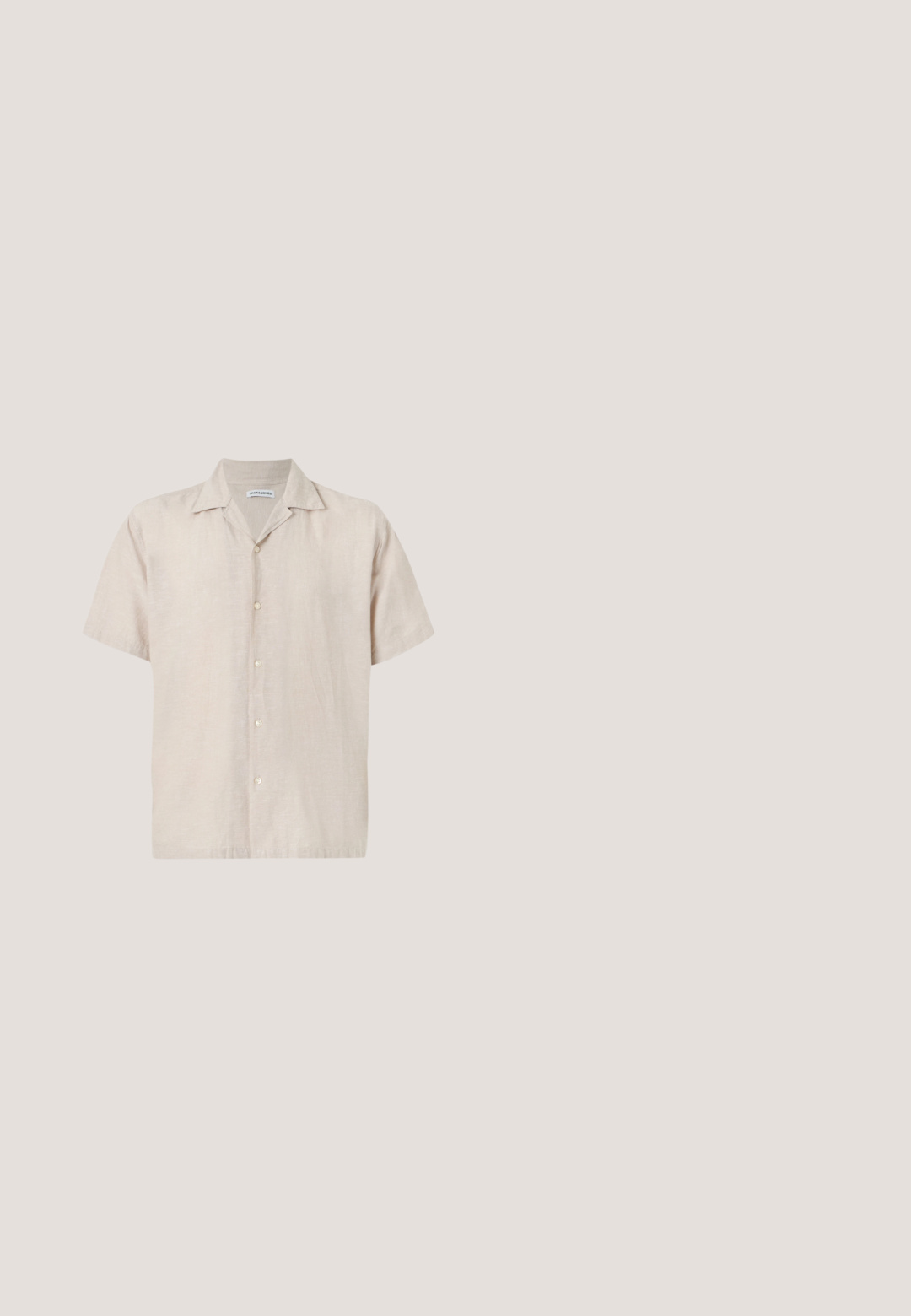 Kurzärmliges Hemd aus hellbeigem Leinen mit Kragen und fünf Knöpfen vorne. Glatte Textur mit dezentem Glanz.; Helle blaue Jeansshorts mit einem leicht ausgewaschenen Finish, umgeschlagenen Säumen, Fünf-Taschen-Design und einem Metallknopfverschluss.; Braune Lederschlittensandale auf einem strukturierten blauen Teppich mit verschwommenem großem Kissen im Hintergrund.; Schildpatt-Sonnenbrille mit braunen Verlaufslinsen, rechteckiger Form, dicken Rahmen und einem silbernen Logo-Akzent an der Seite.; Beige Canvas-Shopper mit Fronttasche, zwei Griffen, verstellbarem Schulterriemen und kleinem gelbem "O.N.S"-Text unten rechts auf der Tasche.; Geflochtener brauner Ledergürtel mit Messingschnalle und Lederende, zusammengerollt auf weißem Hintergrund.