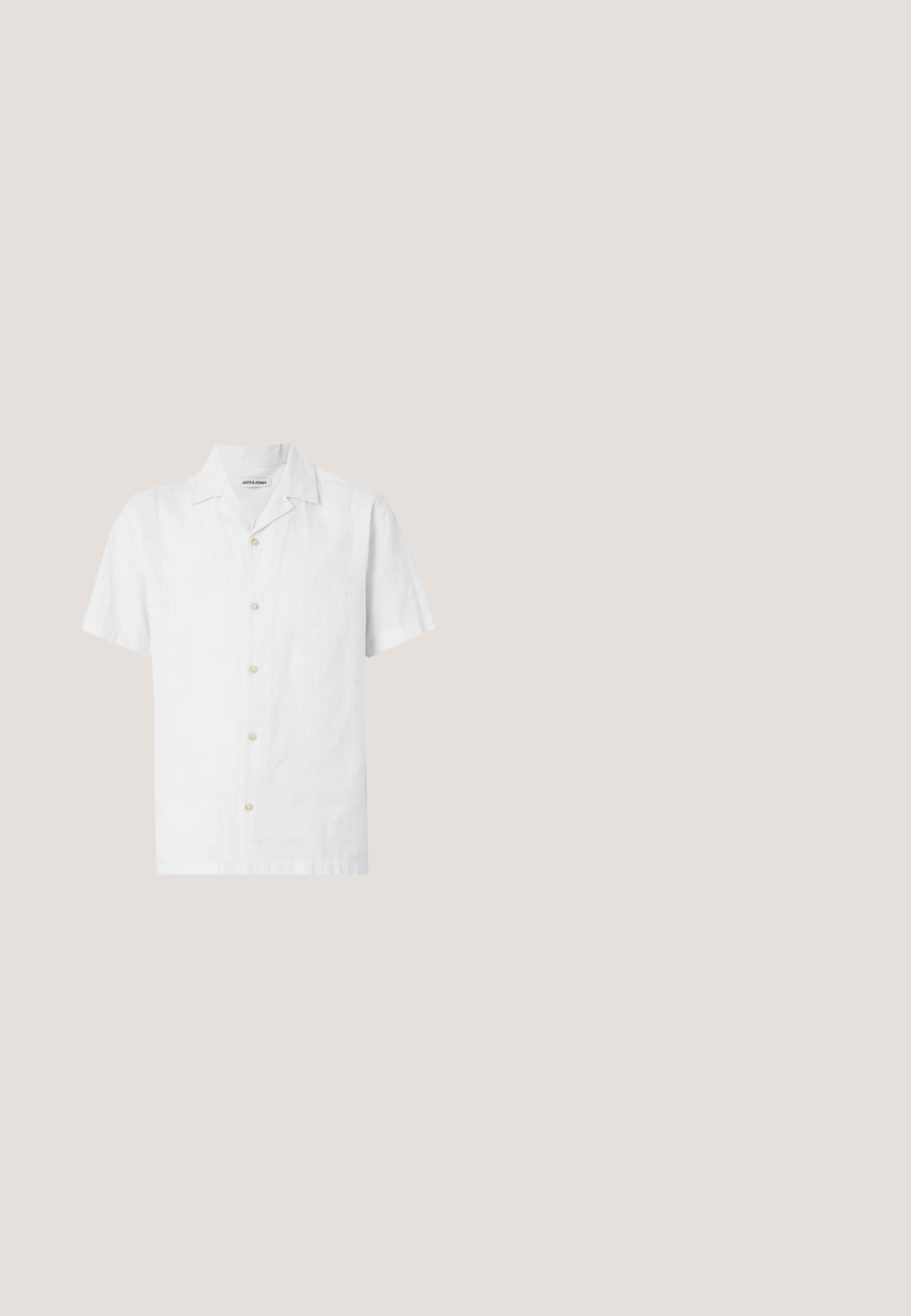 Chemise blanche à manches courtes, boutonnée, avec col camp, ourlet droit et étiquette visible à l'intérieur du col portant la mention JACK & JONES.; Shorts en lin beige avec taille à cordon, fermeture à bouton et un tissu texturé. Comprend des poches latérales et une coupe décontractée.; Sandale à enfiler en cuir marron avec larges brides superposées et semelle plate noire, conçue pour une tenue décontractée.; Lunettes de soleil écaille de tortue avec des verres verts, dotées d'une monture ronde. Accompagnées d'un sac à cordon noir avec le logo "URBAN CLASSICS".; Sac fourre-tout en toile de couleur ivoire, avec des poignées courtes et le texte imprimé "LES DEUX" en lettres noires en gras. Design durable et simple.; Ceinture en cuir tressé brun foncé avec une boucle rectangulaire dorée et une plaque dorée arborant un emblème de joueur de polo.