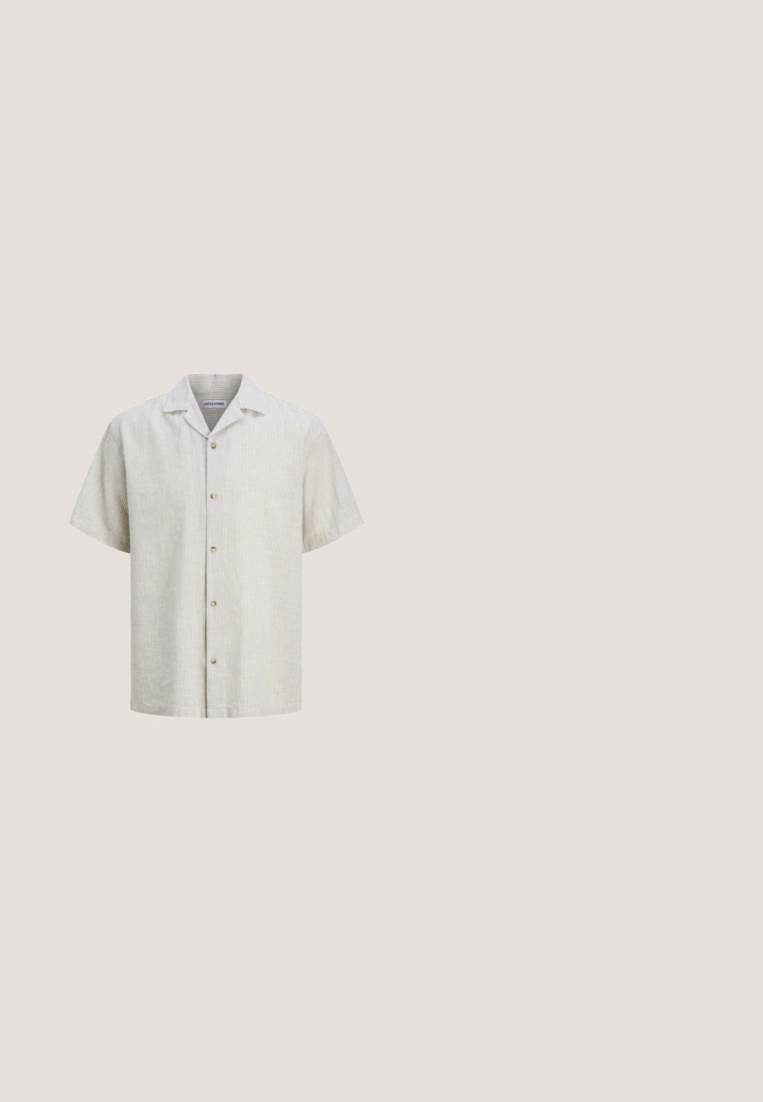 Chemise pour hommes à manches courtes beige et blanche à fines rayures, avec col camp et cinq boutons sur le devant.; Shorts noirs décontractés avec taille élastique et cordon frontal, longueur genou, design simple, sans logos ni motifs visibles.; Sandale slide en cuir noir avec larges brides croisées sur un tapis beige, près d'une table basse ronde en bois avec des livres empilés.; Lunettes de soleil rectangulaires noires avec des montures épaisses et des verres teintés foncés, inclinées sur un fond blanc.; Sac fourre-tout en toile de couleur ivoire, avec des poignées courtes et le texte imprimé "LES DEUX" en lettres noires en gras. Design durable et simple.; Collier de perles et bracelet assorti avec fermoirs en chaîne argentée disposés sur un fond blanc.