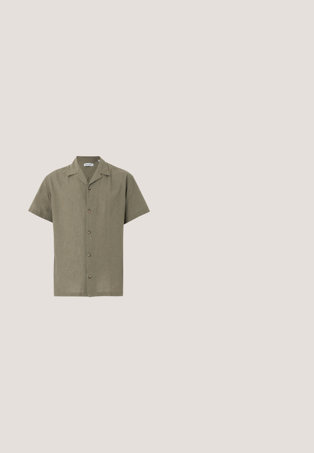 Lichtolijfgroen linnen overhemd met korte mouwen, een relaxte kraag en bruine knopen aan de voorkant, gelabeld Jack & Jones.; Groene shorts van textuurstof, met verticale witte strepen, een verstelbare trekkoord tailleband en schuine zijzakken.; Donkerbruine leren slide-sandaal met brede gekruiste bandjes en een platte zwarte rubberen zool.; Zonnebril met grote hoekige groene glazen, dunnen gouden metalen montuur en pootuiteinden met schildpadpatroon op een witte achtergrond.; Witte parelketting met zilveren strass tussenstukjes en een zilveren ketting sluiting, weergegeven tegen een eenvoudige lichte achtergrond.; Olijfgroene gevlochten stoffen riem met een uiteinde van bruin leer en een zilverkleurige rechthoekige metalen gesp, opgerold op een witte achtergrond.