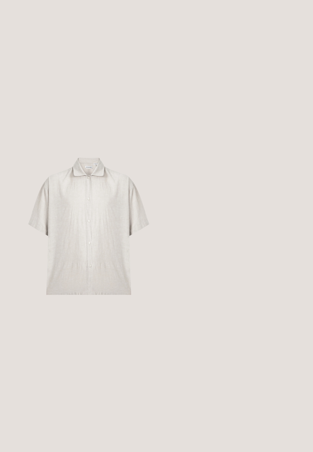Chemise beige clair à manches courtes en tissu doux. Elle présente un col classique et une patte de boutonnage avec sept boutons.; Shorts écru longueur genou avec taille élastique et cordon de serrage, en tissu léger.; Sandale à glissière à lanières croisées de couleur marron, dotée d'une finition mate, d'une semelle noire plate et d'une texture lisse. Design minimaliste sans matériel visible.; Une paire de lunettes de soleil aviateur à monture dorée avec des verres vert foncé et des branches noires reposant sur une surface blanche.; Sac fourre-tout en toile avec longues anses noires, bordure noire en bas et poche avant avec logo "Les Deux" en écriture noire.; Ceinture en cuir tressé brun foncé avec une boucle rectangulaire dorée et une plaque dorée arborant un emblème de joueur de polo.
