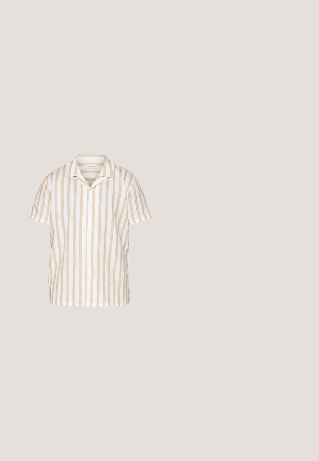 Kortærmet skjorte i let stof med lodrette striber i beige og hvid. Knaplukning foran og design med camp-krave.; Lysblå denimshorts med en let falmet finish, opfoldede bukseben, fem-lommer design og en metalknaplukning.; Hvide sneakers med en glat læderoverdel, rund tå, flad gummisål og seks øjestik til snørebånd. Subtile syninger og minimalistisk design.; Skildpaddemønstrede solbriller med grønne linser, der har runde stel. Leveres med en sort drawstring-pose med "URBAN CLASSICS" logo.; Beige lærredstaske med to håndtag og en forlommer, "LES DEUX" broderet på lommen.; Hvid perlekæde med ensartet rund form, glat overflade og metalspænde med forlængerkæde for justerbar længde.
