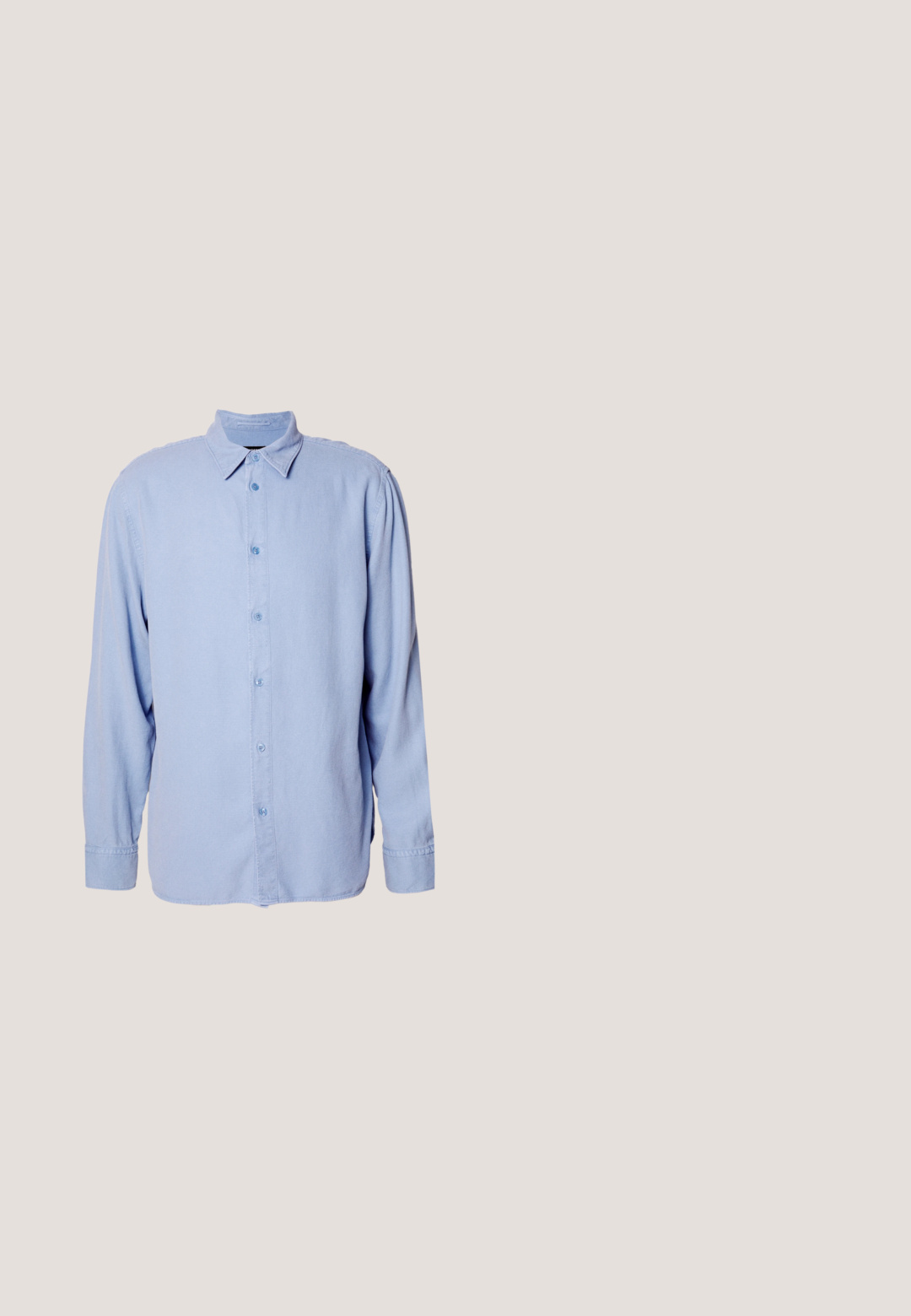Camisa abotonada azul claro, hecha de una tela suave con un cuello clásico, mangas largas y cierre de botones en el frente. Diseño minimalista, sin patrones.; Pantalones negros de corte recto para hombre con botón frontal, bragueta con cremallera y bolsillos laterales, mostrados planos sobre fondo blanco.; Mocasines de cuero negro con punta redonda y un acento decorativo de hebilla. Tacón plano y sólido, con una textura suave en todo el zapato.; Corbata de etiqueta con un patrón de rayas diagonales texturizadas. Hecha de una tela suave, presenta un ancho estrecho y un extremo puntiagudo.; Maletín rectangular de cuero negro con textura, con doble asa, bolsillo frontal con cremallera y correa de hombro ajustable, mostrado sobre fondo blanco.; Cinturón enrollado con tela beige tejida por un lado y cuero negro liso por el otro, con una hebilla metálica plateada.