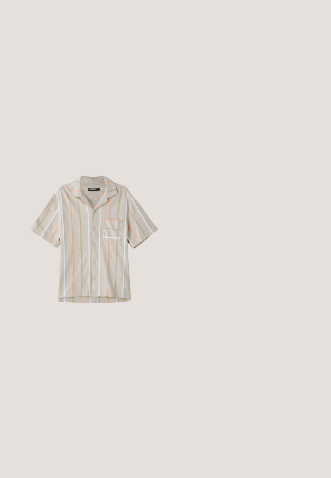 Kortærmet skjorte i beige med vertikale striber i orange, grøn og hvid. Har en krave og en brystlomme. Struktureret stof.; Linnedeleshorts i lys beige med elastisk talje, sidelommer og lige snit. Glat tekstur med minimal synlig syning.; Beige vævet loafer med sort skindkant, rundet tå, sort sål og dekorativt syet mønster på oversiden.; Beige lærredsnettaske med dobbelte håndtag og et præget ulvehoveddesign på forlommen.; Sort perlearmbånd med farverige mønstrede accenter, rektangulær form og en metallisk lås. Glat tekstur med forskellige farvesegmenter.; Stribet bælte med flere vertikale farver og en skinnende sølvfarvet rektangulær spænde, lagt sammenrullet på en ensfarvet hvid baggrund.