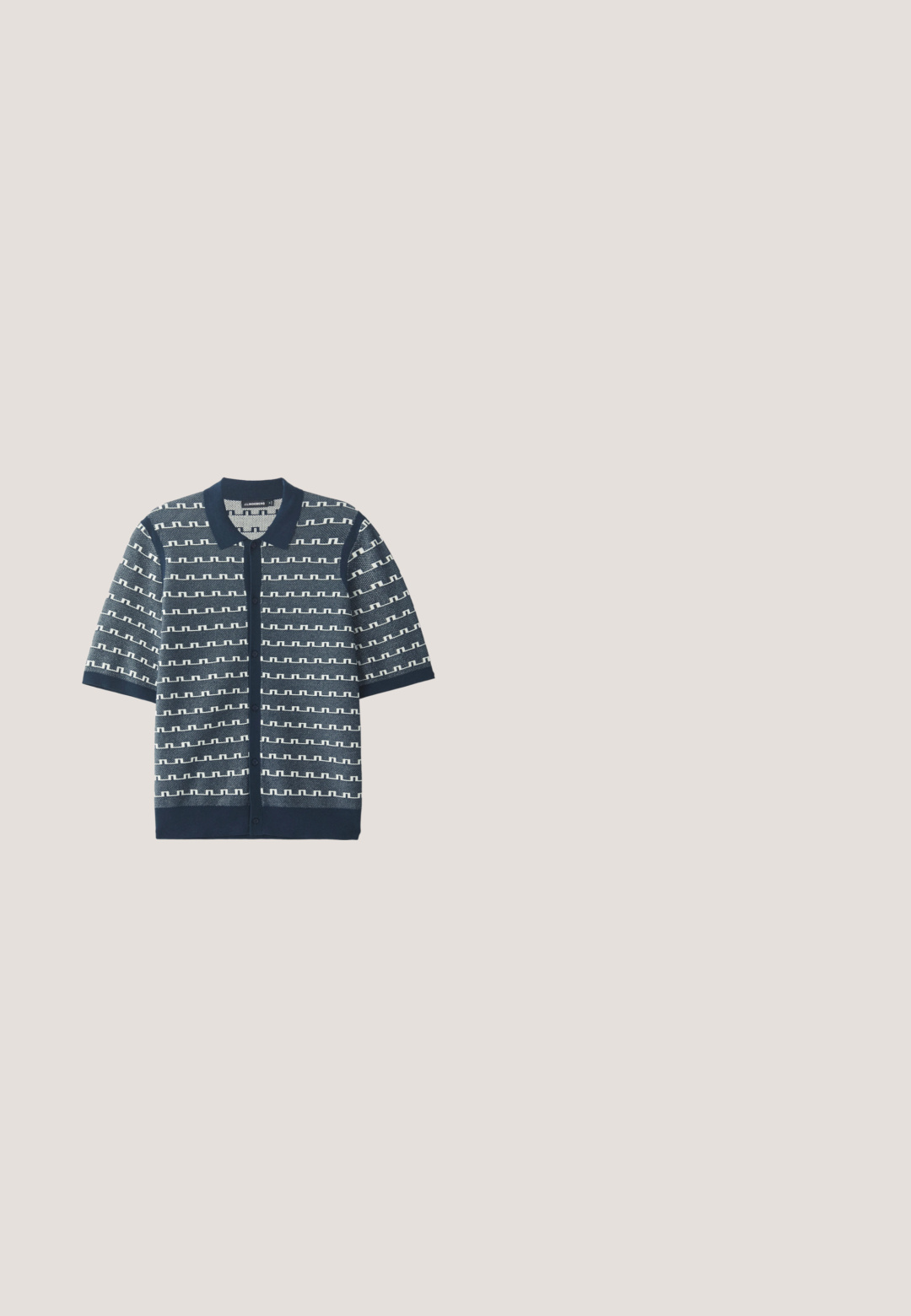 Marineblå kortærmet strikket cardigan med et geometrisk hvidt mønster, knaplukning og klassisk krave. Tekstiler med kontrasterende accenter.; Marineblå skræddersyede shorts med frontknap, bæltestropper og sidelommer, vist på en ensartet lys baggrund.; Sort lædersko med hvid sål, hvilende på beige tæppe nær rundt brunt træbordben.; Armani Exchange Solbriller - matte black; Duffelbag i mørkeblå stof med sorte håndtag, forreste lynlåslomme, justerbar skulderrem og "BOSS"-logo centreret over lommen.; Sort vævet stofbælte med rektangulært sølvfarvet metalspænde og sort læderende, krøllet sammen på hvid baggrund.