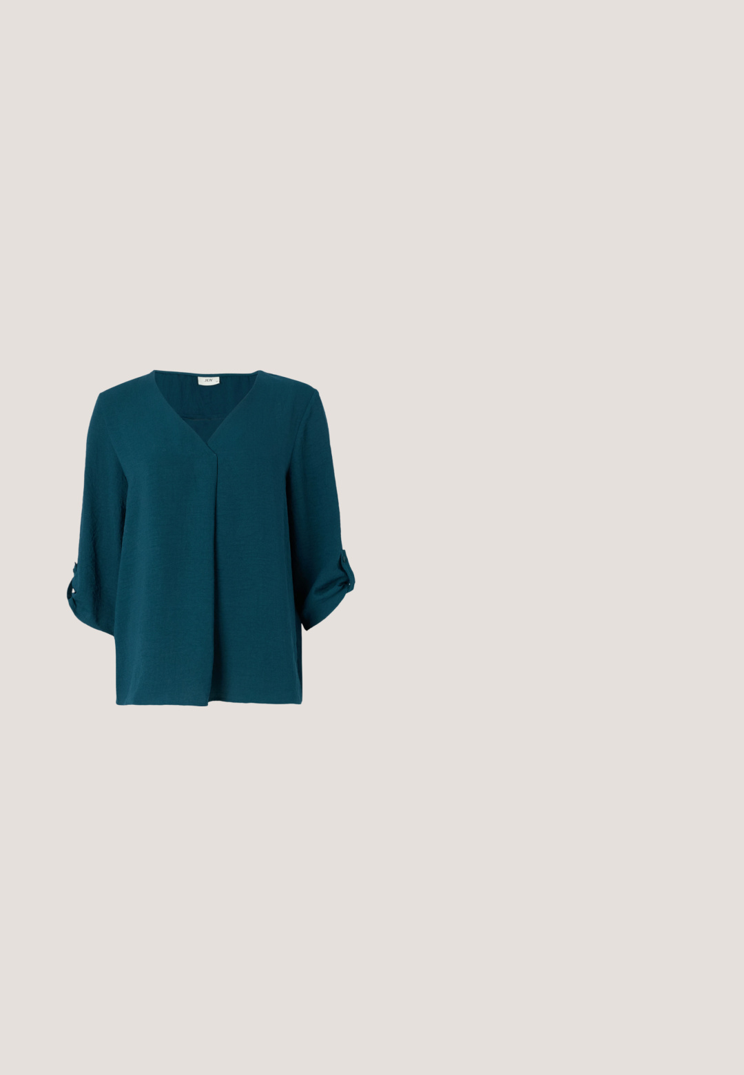 Blusa azul verdosa con escote en V, mangas tres cuartos y puños abotonados. Hecha de tejido texturizado con un corte holgado y detalle de pliegue frontal.; Pantalones de color beige claro, de corte holgado, con cintura elástica y cordón con dos cuentas de madera en los extremos, mostrados sobre un fondo liso.; Sandalia de cuero negro con suela gruesa, dos correas cruzadas sobre el pie con hebillas plateadas ajustables y una alrededor del tobillo.; Gafas de sol cat-eye translúcidas de color marrón claro con lentes polarizadas marrones degradadas y varillas delgadas sobre un fondo blanco.; Bolso pequeño estilo bolso cubo hecho de cuentas brillantes de color crema con asa de cuentas en forma de lazo y cierre decorativo con nudo de cuentas.; Pendientes de color dorado con dos formas texturizadas de estrellas de mar, una más grande y otra más pequeña, en cada pendiente sobre un fondo blanco.