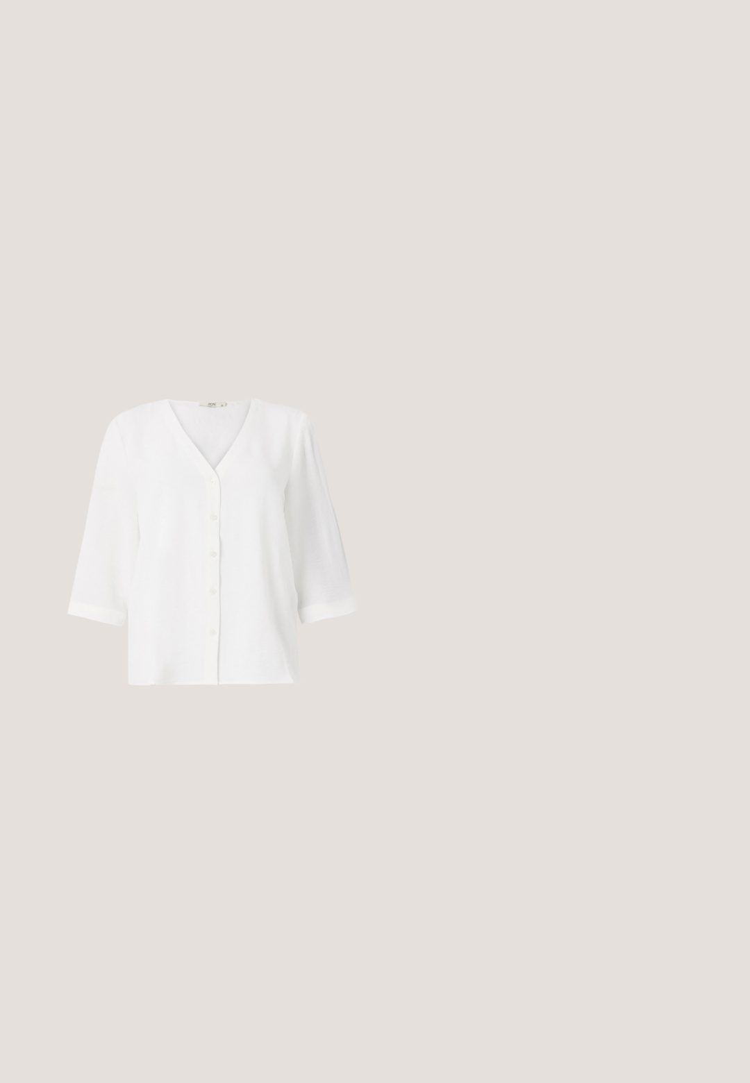 Witte blouse met een V-hals en zes knopen aan de voorkant. Heeft driekwart mouwen en een relaxte pasvorm. Zachte, gestructureerde stof.; Beige op maat gemaakte broek met rechte pijpen, gladde textuur, voorzakken en riemlussen. Gemaakt van een lichtgewicht stof.; Zwarte lakleren slingback schoen met spitse neus en lage schuine blokhak op een effen lichte achtergrond.; Ronde, bruin getinte zonnebril met een glanzend bordeauxrood frame. Slanke pootjes met subtiele merkdetails. Vlakke lensontwerp.; Zachte, crèmekleurige leren clutch met geplooid, gerimpeld ontwerp en een dunne schouderriem die vooraan op een effen achtergrond ligt.; Zilverkleurige stervormige oorringen met een gladde, gepolijste afwerking op een effen witte achtergrond.