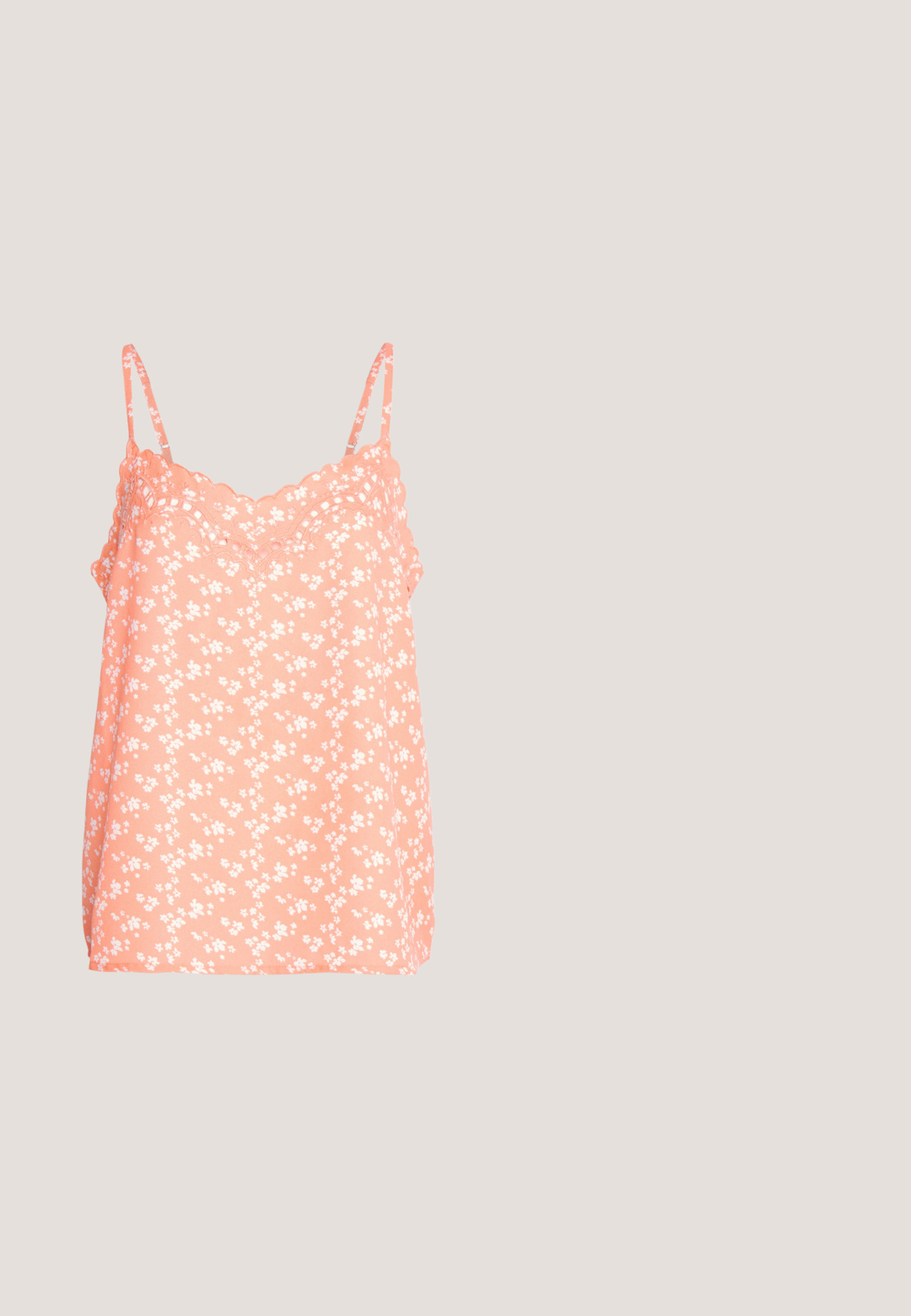 JDY JDYSERENA EMBROIDERY SINGLET - Topp - living coral/cloud dancer; Mustad teksased, millel on keskmise tõusuga vöökoht, ees taskud ja toores serv pahkluudel. Klassikaline viie taskuga disain.; Musthave musta kangas slip-on king, millel on valge kummist tald, elastsed külgmised aktsendid ja kontrastne õmblus. Brändi logo nähtav küljel.; Roosa läbipaistvusega prillid ovaalsete läätsedega, tumepunase varjundiga ja peenikeste varsidega, millel on sile viimistlus ja peened detailid raamile.; Must mustriga mustriga kott musta kangast, pehme tekstuuriga pinnaga, ümar kuju ja ühe rihmaga. Minimalistlik disain, ilma nähtava riistvara või aktsentideta.; Hõbedaste tooni rõngaste kõrvarõngad, millel on sile, ümar kuju ja poleeritud viimistlus. Mõlemad kõrvarõngad on sama suurusega ning neil on kindel sulgemismehhanism.