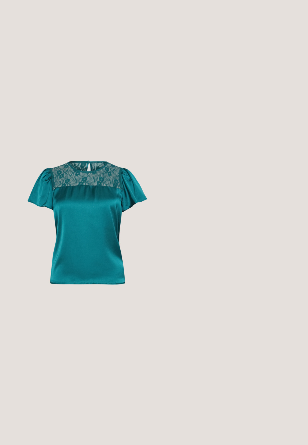 JDY JDYFIFI - T-shirts print - atlantic deep; Sorte vide ben bukser lavet af et glat stof, med en frontknaplukning og to frontfolder for ekstra detaljer.; Sorte patentlæder slingback hæle med spids tå, blokhæl og justerbar rem. Glat tekstur og minimalistisk design.; Sorte solbriller med grå linser, der har et gittermønster af små metalliske rhinsten langs stellet. Glat overflade, kantede design.; Mascara Clutches - apple; Guldtonede dråbeøreringe med et abstrakt, struktureret design, der har to uregelmæssigt formede elementer, hvoraf det ene er større ovenfor og det andet mindre nedenfor.