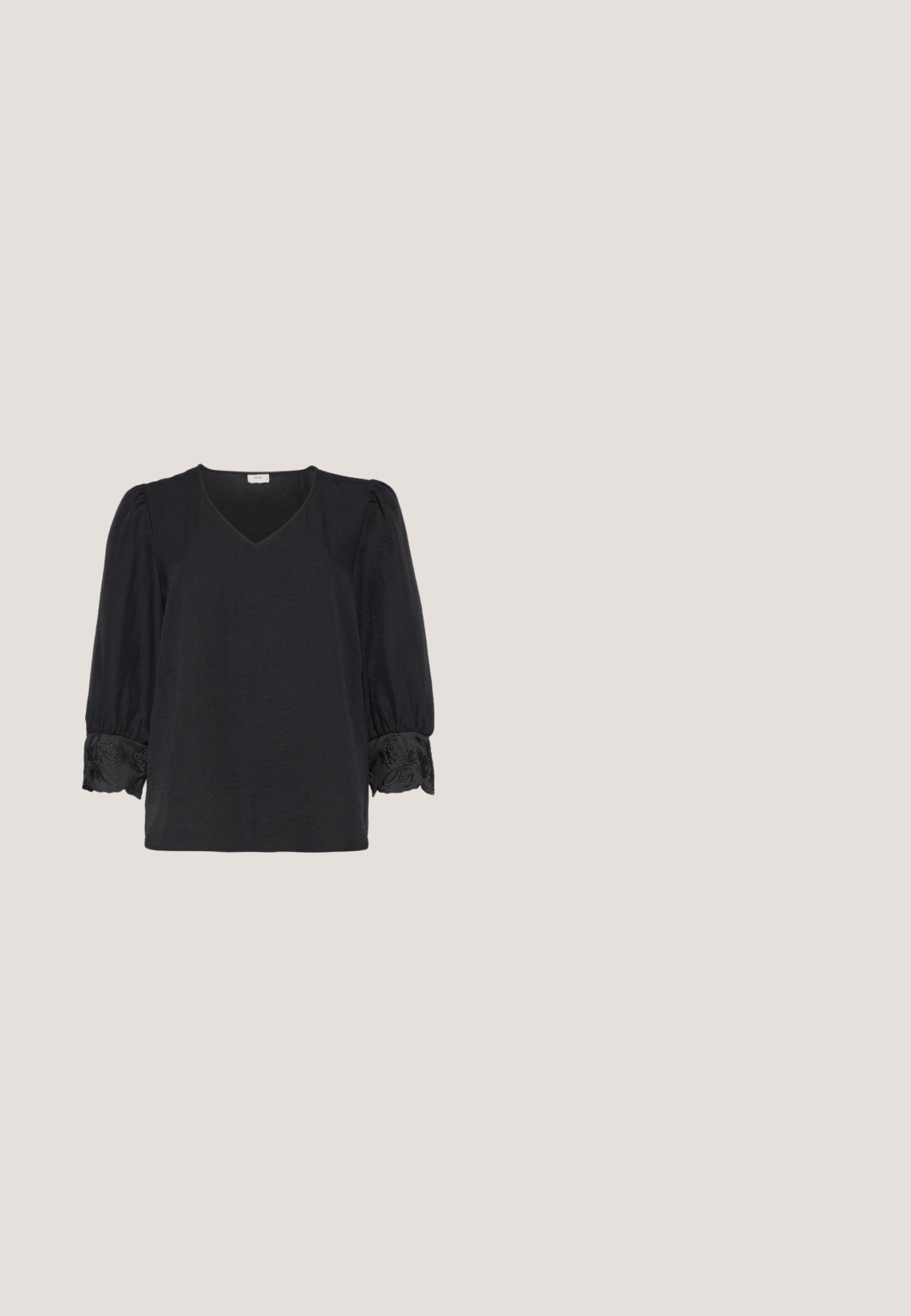 Zwarte blouse met een V-hals en driekwart pofmouwen. Beschikt over geborduurde details bij de manchetten. Zachte, gestructureerde stof.; Zwarte wijde broek gemaakt van katoenen stof. Voorzien van een elastische tailleband en een gladde, gestructureerde afwerking. Geen zichtbare patronen of accenten.; Zwarte platform sandalen met brede bandjes, gemaakt van glad materiaal. Beschikt over een stevige zool met een gestructureerd patroon en een gesp-sluiting.; Bruine schildpad zonnebril met een vintage cat-eye vorm en bruine lenzen. Heeft gebogen armen met rode accenten.; Pieces PCALUANA SHOULDER BAG - Handtas - black; Zilveren creool oorbellen met een gladde, reflecterende oppervlak. Ronde, grote vorm met een veilige sluiting aan de bovenkant. Gepolijste afwerking toont de glans.