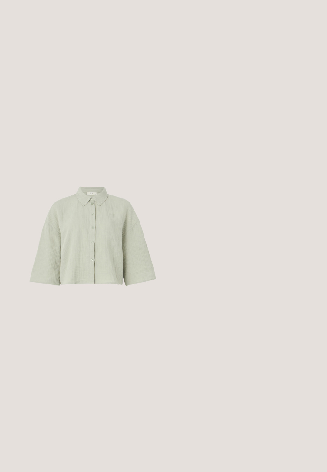 Lys grøn, kortærmet skjorte med knapper lavet af struktureret stof, som har en spids krave og en løs pasform med en lige kant.; Lysblå flare-jeans i mellemstærkt denim, med høj talje, klassisk fem-lomme design og fremtrædende sømdetaljer langs benene.; Hvide lædersneakers med en kraftig sål, snørebåndsdesign og subtil branding. Har en glat overflade og rund tå.; Et par rektangulære solbriller med lyseblå gennemsigtige stel og mørkegrå linser, der har lige templer og minimale hardware detaljer.; Sort lakeret skuldertaske med en buet form, udsmykket med sølvhardware, dekorative spænder og en kort rem. Blå mærkat vedhæftet.; Delikat guldkæde med en lille blå sommerfuglevedhæng med sorte og hvide vingedetaljer.