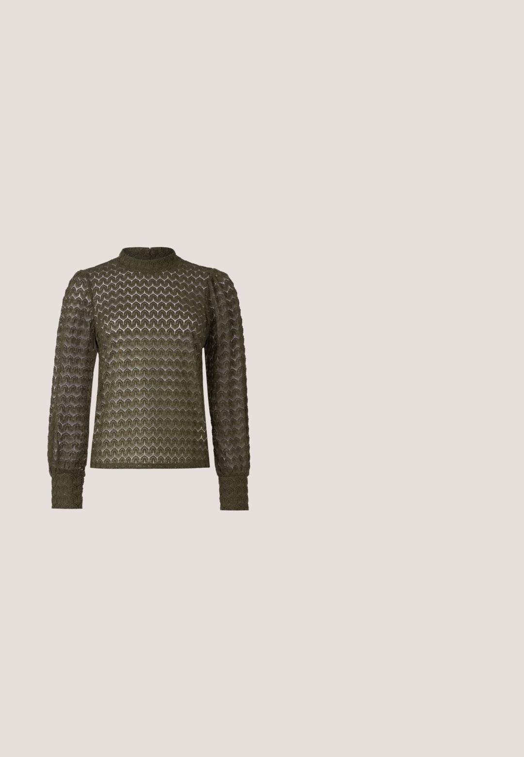 Olivenfarbener Langarm-Top mit strukturiertem Wabenmuster, hohem Kragen und gerafften Ärmeln. Leichtes Material mit weichem Finish.; Hochtaillierte, ausgestellte Hose in Olivgrün. Aus elastischem Stoff gefertigt, mit glatter Textur und weitem Schlag ab dem Knie.; Schwarze Leder-Stiefeletten mit spitzem Zehenbereich, Reißverschluss, geschwungenem Absatz und einem dekorativen Riemen mit metallischen Akzenten.; Even&Odd by Zalando Sonnenbrille - black; Pieces PCALUANA SHOULDER BAG - Handtasche - black; Goldene, mondförmige Ohrringe mit glatter Oberfläche, die orangefarbene Akzente nahe dem Stecker und silberne Beschläge aufweisen.