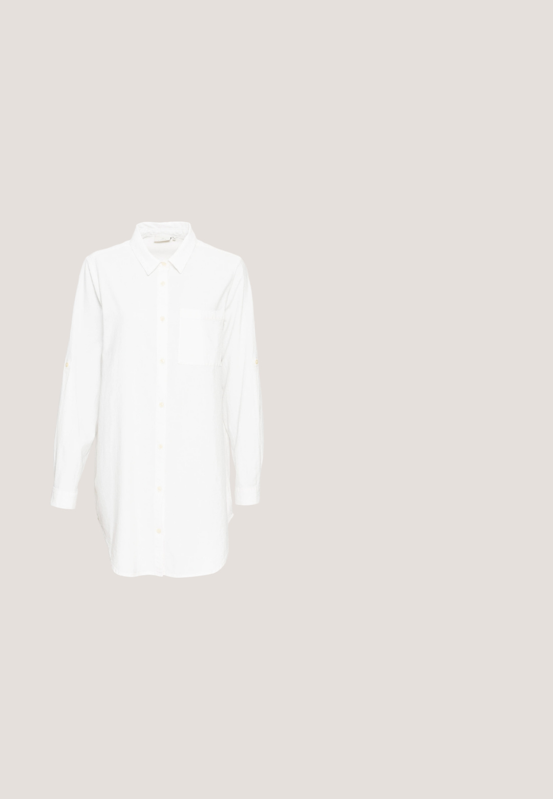 Chemise blanche à manches longues avec col et poche poitrine, présentée sur un fond gris clair uni.; Pantalons en lin blancs à jambes larges avec une taille élastique et un cordon de serrage, texture lisse et coupe ample pour le confort.; Sandale en cuir tan avec une large sangle au niveau des orteils, une fine bride arrière et un petit talon bloc au texture boisée. Surface lisse sur l'ensemble.; Lunettes de soleil écaille de tortue avec une forme vintage œil de chat, verres dégradés marron et finition lisse et brillante sur les montures et les branches.; Sac fourre-tout beige avec des poignées plates, texture lisse et métal doré, accompagné d'une pochette matelassée assortie avec une chaîne.; Boucles d'oreilles en or en forme de créoles, avec une finition lisse et polie. Forme arrondie, de taille moyenne, dotées d'un mécanisme de fermeture sécurisé.