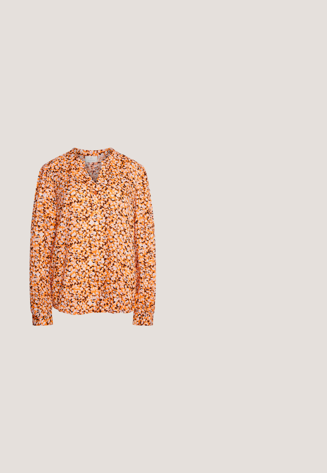 Kaffe SOMIA  BLOUSE - Blouse - orange; Strakke jeans in middelblauw denim, met een middelhoge taille, vijf-pocketontwerp en subtiele stikaccenten. Soepele textuur en klassieke pasvorm.; ASRA JUDE - Clogs - spice tan; Rode vierkante zonnebril met bruin getinte lenzen. Dikke, glanzende monturen en slanke armen met kleine details aan de zijkant voor visuele interesse.; Goudkleurige oorbellen in de vorm van abstracte handen, met een glanzend oppervlak, ingewikkelde details en een zilver- en goudkleurige post voor een veilige bevestiging.; Bruine leren riem met een brede, gladde band, voorzien van een ronde zilveren metalen gesp en een gestikte lus.