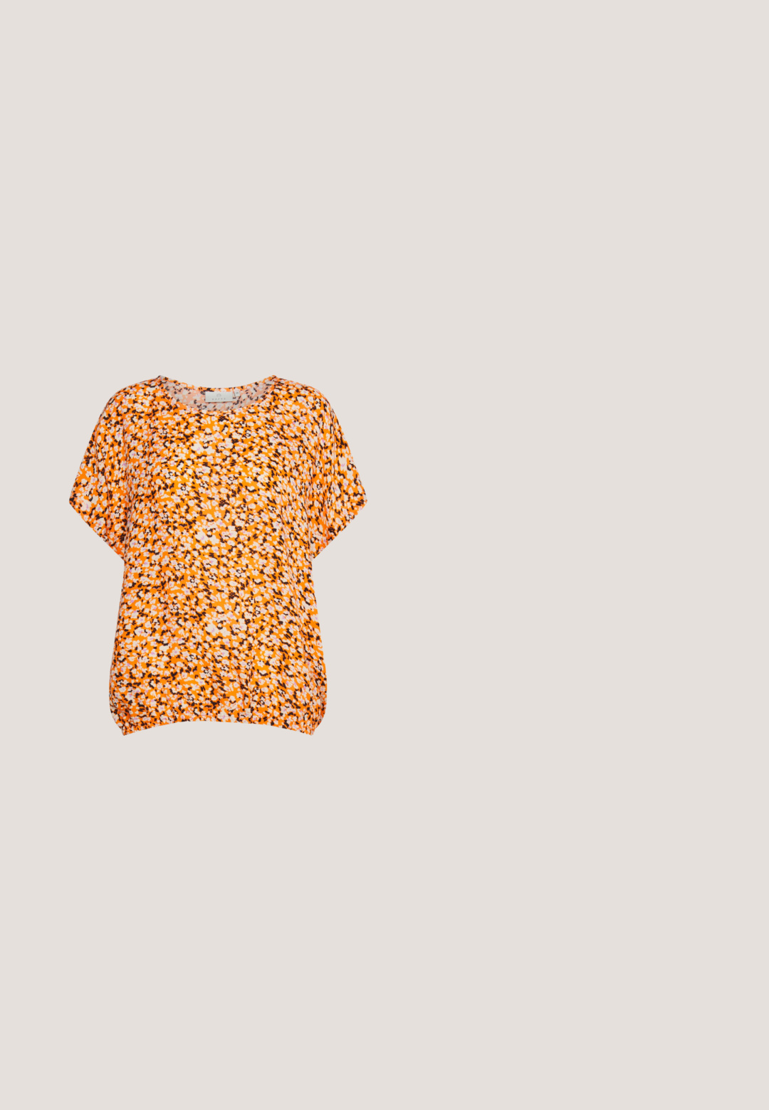 Kaffe SOMIA STANLEY - Tričko s potlačou - orange; Modré slim-fit džínsové nohavice s predným zapínaním na gombík a zips, s pútkami na opasok a prednými aj zadnými vreckami.; Čierne sandále s plochou podrážkou, nastaviteľnou prackou, dvoma širokými popruhmi a hladkým povrchom, navrhnuté pre pohodlie a jednoduché obúvanie.; Dymové slnečné okuliare v korytnačkovom vzore s vintage mačacím okom, gradientnými hnedými sklami a hladkým, lesklým povrchom na rámoch a stranách.; Béžová semišová taška typu tote s dlhými svetlohnedými koženými popruhmi, jemnou textúrou a jednoduchým prešitím na bielom pozadí.; Zlaté kruhové náušnice s hladkým, lešteným povrchom. Zaoblený tvar, stredná veľkosť, vybavené bezpečným uzatváracím mechanizmom.