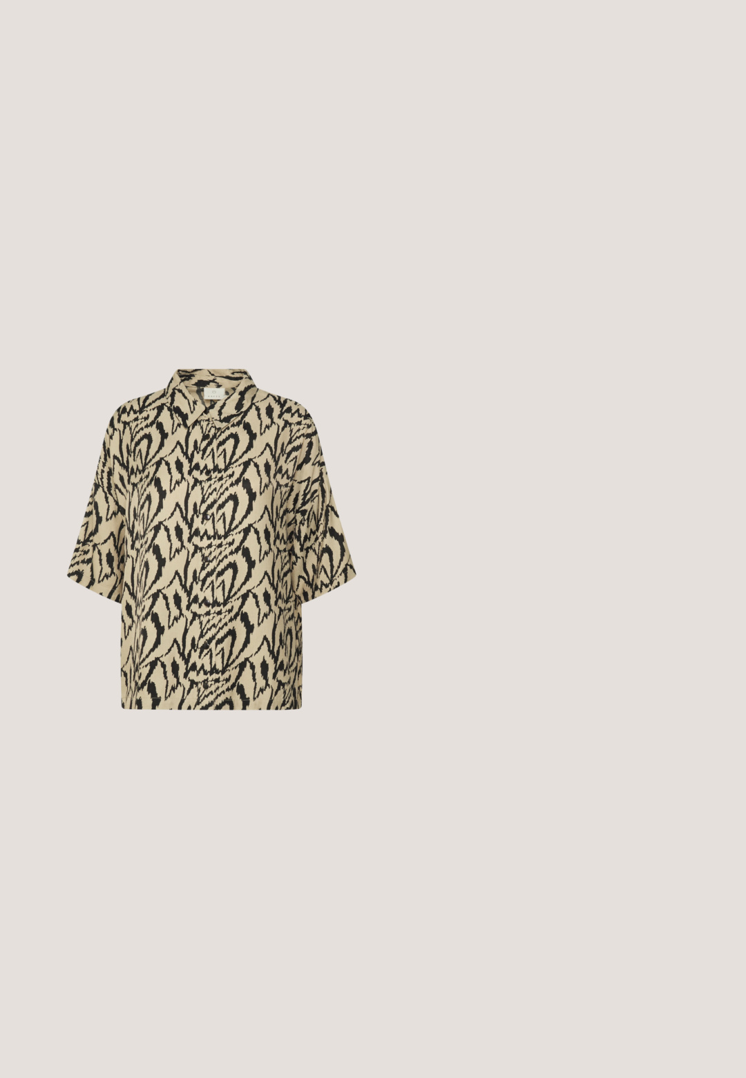 Kortærmet bluse lavet af letvægtigt materiale, med en beige base og et iøjnefaldende sort abstrakt mønster samt en afslappet pasform.; Lyseblå denimnederdel med frontslids, frynset kant, bæltestropper, knaplukning og forlommer.; Sort læder slip-on mule med spids tå og lav blokhæl, vist i sideprofil mod en ensfarvet baggrund.; Sorte katteøje solbriller med mørkegrå linser, slankt plastisk stel, spidse hjørner og lige stænger. Ingen synlig hardware eller dekorationer.; Guldøreringe med en struktureret overflade og små, rundede detaljer. Cirkulært design og stiftbaglukning.; Sorte læderbælte med en bred rem og en stor gylden cirkulær spænde. Glat tekstur med en poleret overflade og uden synlige mønstre.