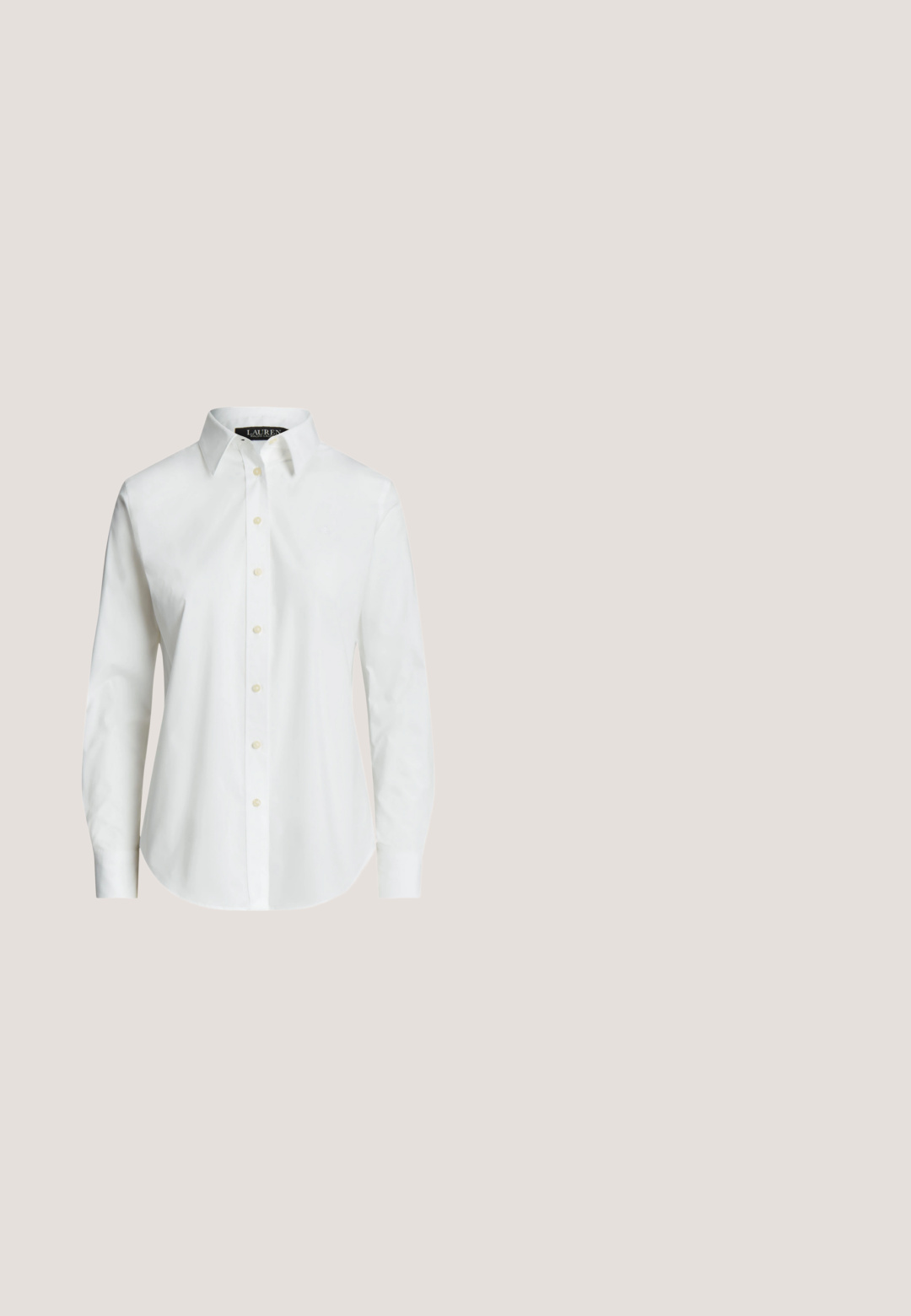 Chemise blanche à manches longues avec col pointu, boutons sur le devant et ourlet légèrement incurvé.; Pantalon beige droit avec passants de ceinture, fermeture éclair à l'avant et plis sur mesure sur un fond clair uni.; Bottine en cuir marron, avec une finition lisse, des panneaux latéraux élastiques, un bout arrondi et un talon en bois modéré.; Foulard en soie avec un motif équestre symétrique comprenant des brides, des rênes et des pompons bleus sur fond blanc et marron.; Sac à main en cuir brun avec une forme incurvée, accents de quincaillerie dorée et une bandoulière amovible. Texture lisse avec des coutures contrastées.; Ceinture en cuir marron avec des anneaux métalliques circulaires argentés et des trous de boucle réglables sur un fond clair uni.