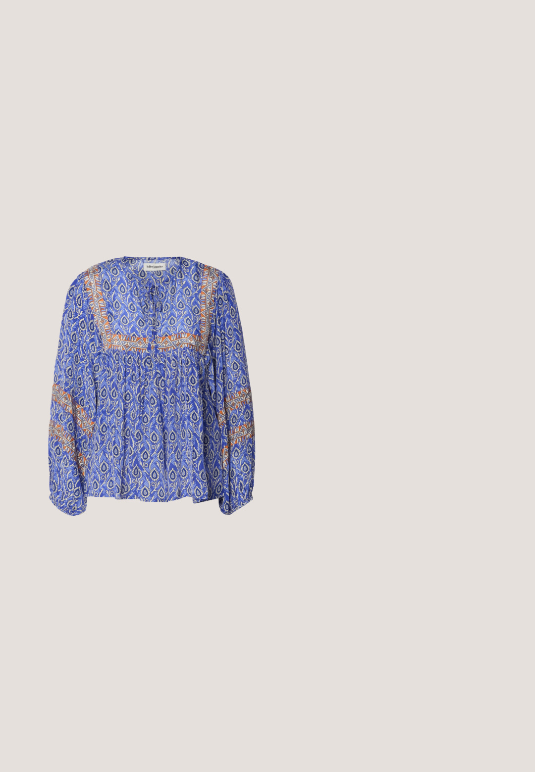 Sinine mustriline pluus, mis on valmistatud kergest kangast. Omab pikki varrukaid, kokku kogutud detaile ja mitmevärvilisi geomeetrilisi aktsente.; Elleme TAILORING TROUSERS - Püksid - blue; Valged platvormimütsid, millel on sileviimistlus, avatud varba disain ja jäme konts. Omab õrna ülemise õmbluse ja kontrastset talda.; Ümmargused prillid pruunide gradient-läätsega, kilpkonnaakrist raam ja kuldsed metallist detailid sillal ja templitel.; Tan-nahast pehme sametkott pikkade heledate pruuni nahast rihmadega, pehme tekstuur ja lihtne õmblus, valgel taustal.; Kuldne rõngasõlg, millel on sile ja poleeritud viimistlus. Ümar kuju, keskmise suurusega, sisaldab turvalist kinnitussüsteemi.