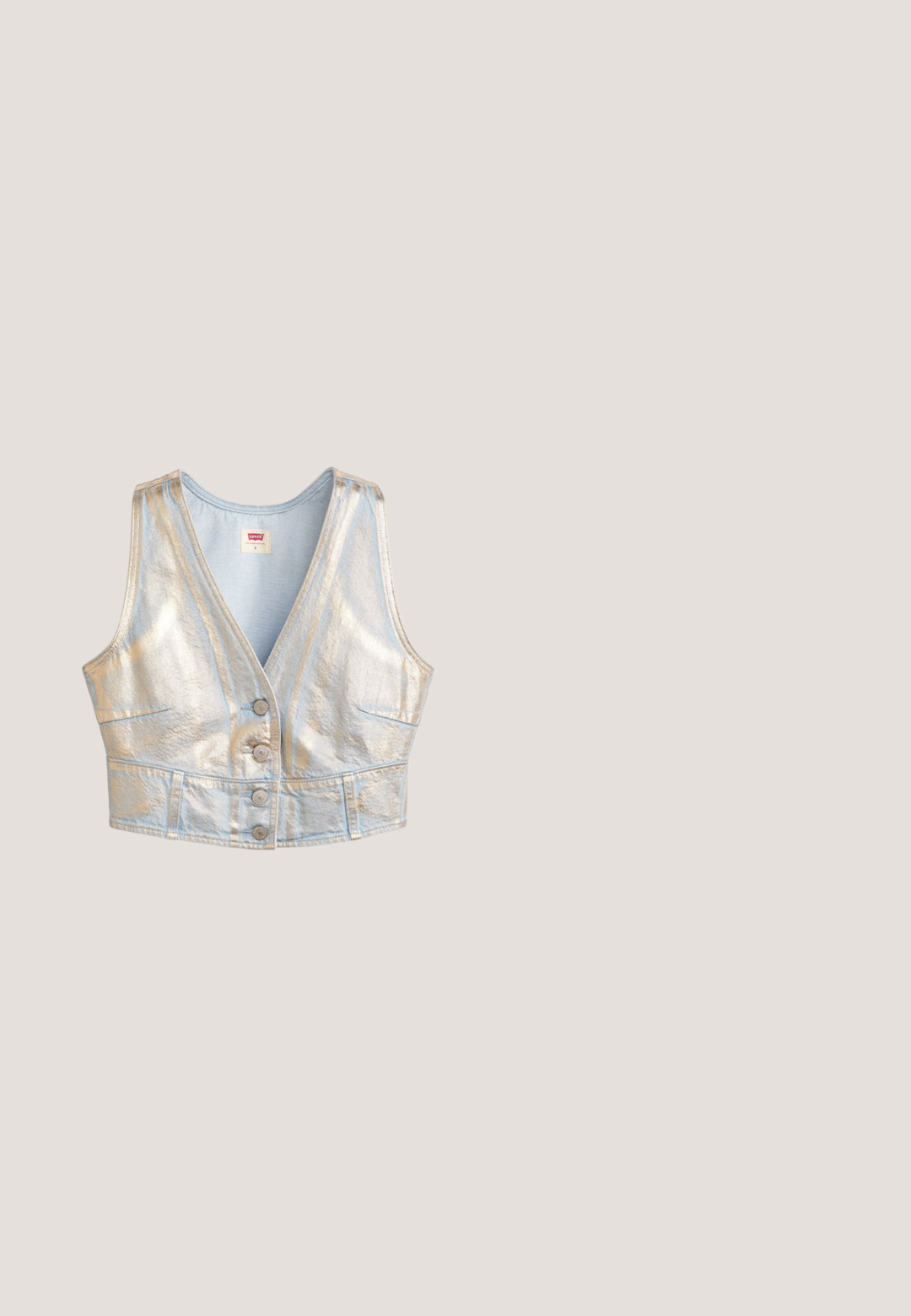Lys blå denim cropped vest med V-hals, metallisk glans, fem-knap lukning og to frontlommer; generelt glat tekstur.; Hvid mini-nederdel lavet af glat stof. Lige snit med et enkelt design, ingen synlige mønstre eller hardware, præget af en ren, minimalistisk æstetik.; Hvide chunky sneakers lavet af læder og mesh-materialer, med en tyk sål, rund tå og dekorative snørebånd. Let teksturerede detaljer.; Et par rektangulære solbriller med lyseblå gennemsigtige stel og mørkegrå linser, der har lige templer og minimale hardware detaljer.; Sølvmetallic håndtaske med snøredetaljer, der har et slankt design og en kort strop. Tasken holdes i hænderne for at fremvise dens tekstur.; Sølvarmbånd med et sommerfugledesign pyntet med rhinsten, justerbar kæde med en glidende lukning og en glat, blank overflade.
