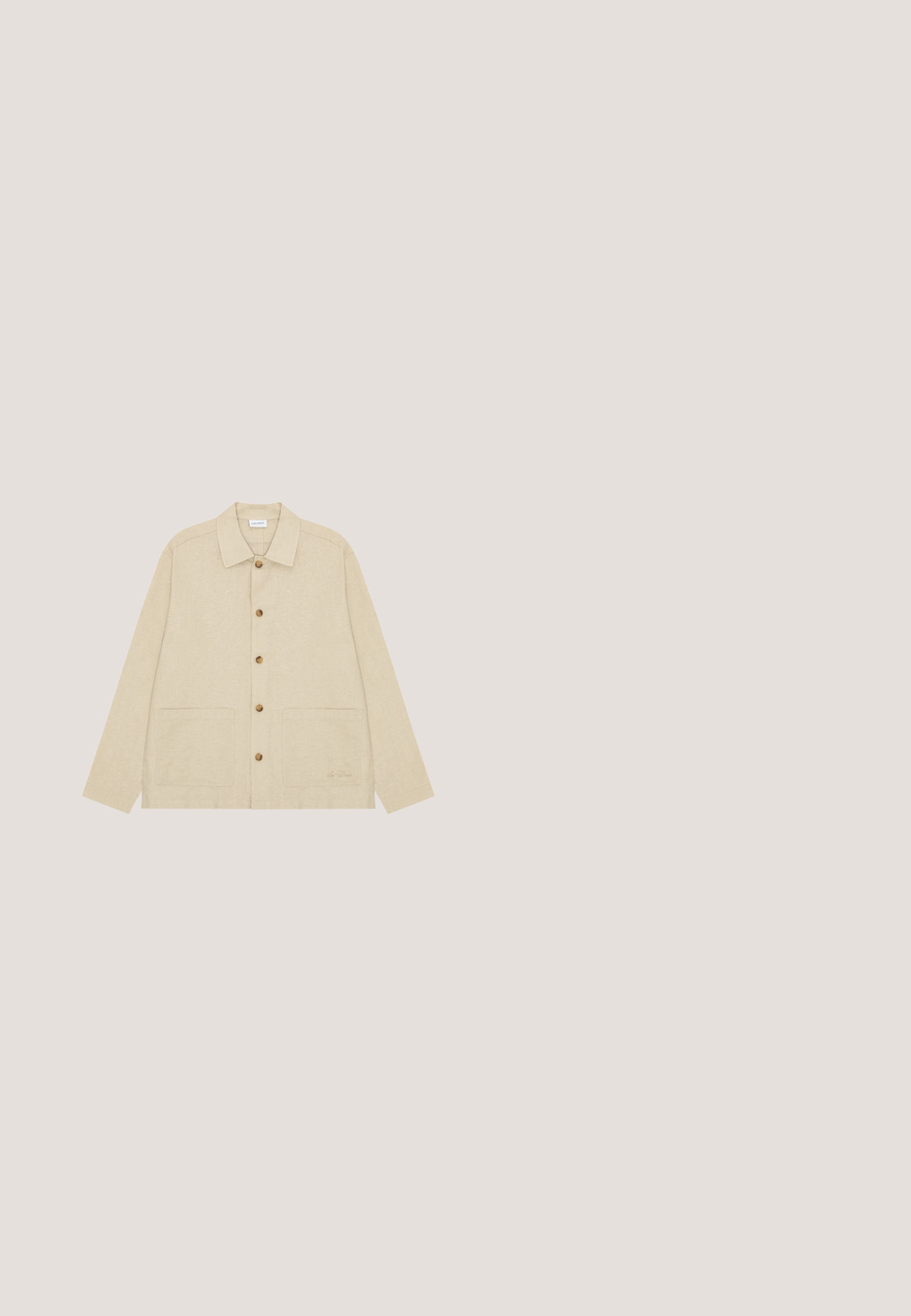 Veste beige à manches longues, boutonnée, avec col et deux poches plaquées sur le devant, boutons marron et texture subtile.; Pantalon beige droit avec passants de ceinture, bouton à l'avant, braguette zippée et poches latérales, posé à plat sur fond blanc.; Botte désert en daim marron montant à la cheville avec deux œillets et semelle en crêpe sur fond gris clair uni.; Lunettes de soleil de style aviateur avec des verres teintés or, une monture fine dorée, des branches en écailles de tortue, et le logo "Tom Ford" sur le verre droit.; Sac messager en tissu vert avec des accents en cuir marron, un rabat à l'avant, une bandoulière réglable et une fermeture à glissière sur le dessus. Caractéristiques en métal doré.; Ceinture en cuir marron tressé avec boucle en laiton et embout en cuir, roulée sur un fond blanc.