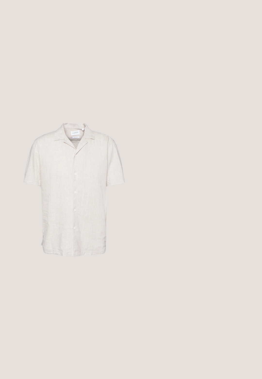 Linne shirt met korte mouwen in lichtbeige, met een ontspannen kraag en knoopsluiting. De stof heeft een gestructureerde, ademende kwaliteit.; Zwarte knielange shorts met riemlussen, een knoopsluiting en een verstelbaar trekkoord in de taille.; FRED MARTIN COLLECTION MARBELLA - Espadrilles - taupe suede; Gouden metalen aviator-zonnebril met bruin getinte glazen en zwarte met plastic bedekte pootjes op een witte achtergrond.; Crèmekleurige canvas boodschappentas met voorvak, twee handvatten, verstelbare schouderriem en kleine gele "O.N.S" tekst rechtsonder op het vak.; Geweven beige riem met een gevlochten ontwerp, bruine leren accenten en een zilveren metalen gesp. Textuurafwerking en flexibele vorm.