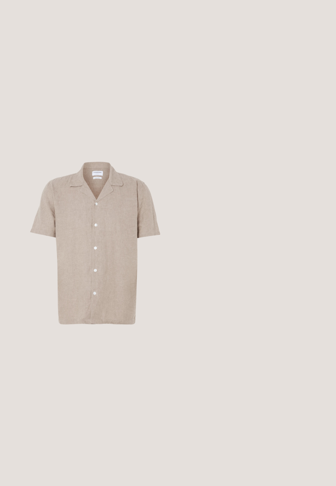 Kortærmet linnedskjorte i lys beige med en klippet krave og hvide knapper ned foran, med et glat, struktureret stof.; Khaki shorts i letvægtsstof med elastisk talje og knaplukning. Har et lige ben design og optrukket kant.; Herrebrun lædersandal med krydsede remme og sort sål, vist i profil mod hvid baggrund.; Ray-Ban solbriller med grønne linser, sorte plastikstel og gyldne detaljer ved kanterne. Firkantet form med mat finish.; Beige lærredstaske med to håndtag og en forlommer, "LES DEUX" broderet på lommen.; Mørkebrunt flettet læderbælte med spænde i rektangulær guld og en guldsmedalje med polo-spilleremblem.