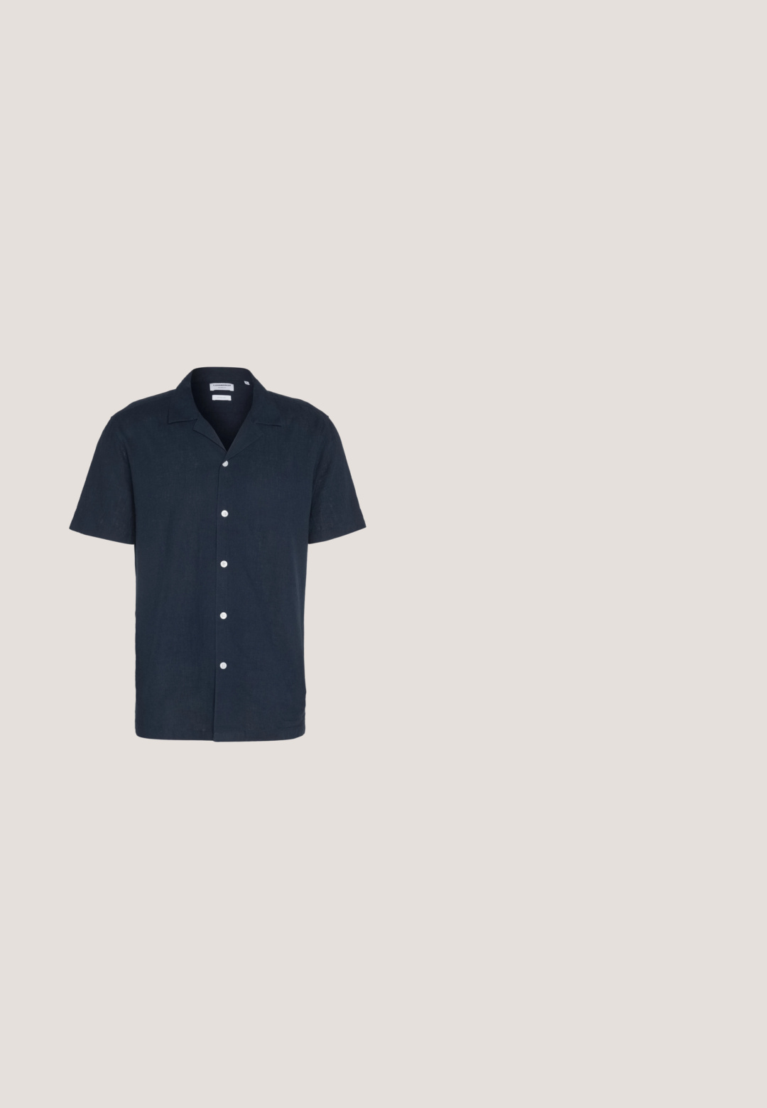 Chemise à manches courtes bleu marine à boutons en tissu léger, avec un col, six boutons blancs et une coupe décontractée.; Shorts en coton beige avec fermeture à bouton, passants de ceinture et poches latérales. Texture lisse et coupe droite, adaptés à une tenue décontractée.; Sandales en cuir marron avec deux larges brides et une boucle de cheville réglable. Caractéristiques : semelle plate et semelle extérieure en caoutchouc noir texturé.; Lunettes de soleil noires rectangulaires avec des verres miroir bleus. Présentent une finition mate et le logo Ray-Ban sur les branches.; Sac cabas en toile beige avec poignées couleur cuir, étiquette Coach noire et logo Coach New York au centre devant.; Ceinture en cuir tressé brun foncé avec une boucle rectangulaire dorée et une plaque dorée arborant un emblème de joueur de polo.