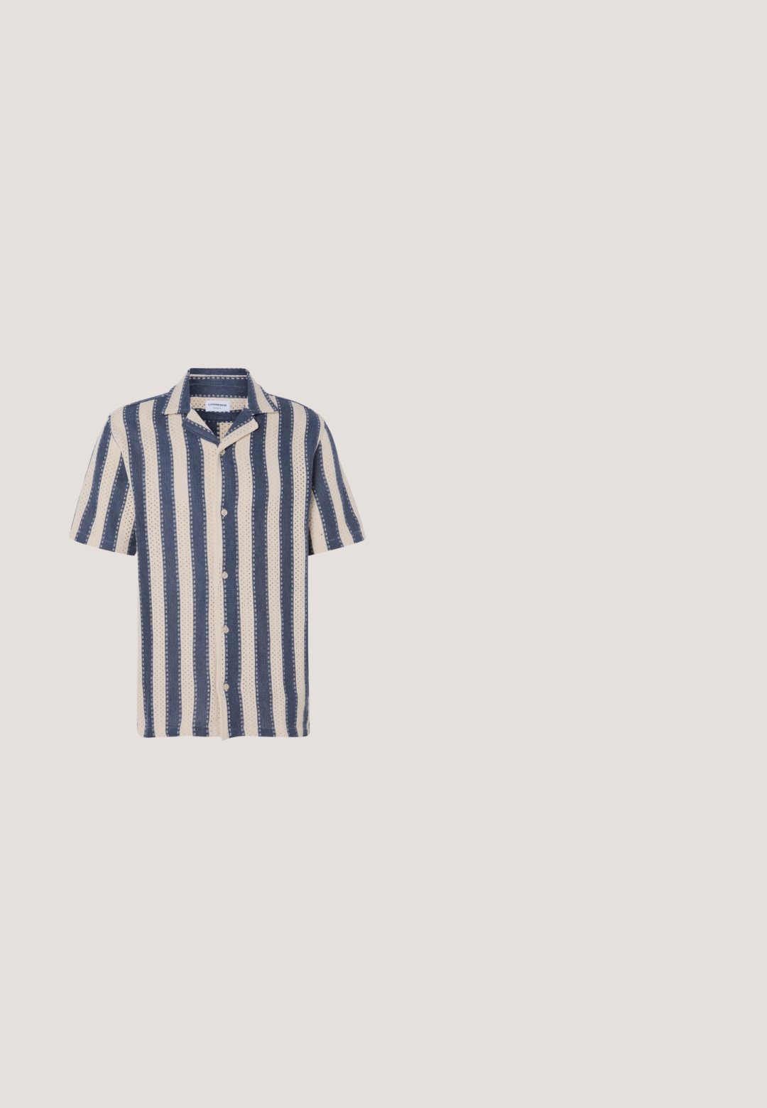Camisa de manga corta con un patrón de rayas en azul marino y crema, con cuello y cierre de botones, elaborada en tela transpirable.; Pantalones cortos a cuadros beige con cintura elástica y cordón delantero, que muestran un pequeño logo bordado en la parte inferior de la pierna izquierda.; Sandalia deslizante de tiras cruzadas en color marrón con acabado mate, suela negra plana y textura suave. Diseño minimalista sin herrajes visibles.; Gafas de sol de carey con lentes marrones degradados, forma rectangular, montura gruesa y un acento de logo plateado en el lateral.; Bolsa de algodón beige con dos asas resistentes. Presenta un texto impreso en negro: "Les Deux International Community & Sporting Goods."; Cinturón trenzado de cuero marrón con una hebilla de plata. Presenta una textura tejida y un acento de cuero liso cerca de la hebilla.