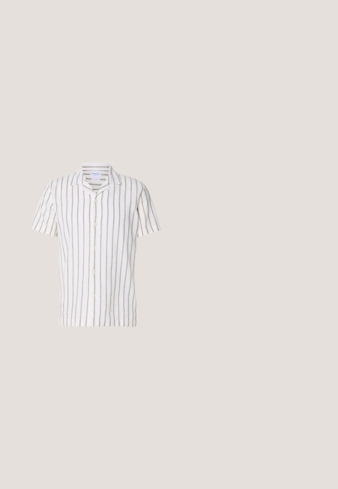 Linned kortærmet skjorte med lysegrå lodrette striber på hvid baggrund, klassisk krave og knaplukning foran.; Brune linned shorts med elastisk talje, snøre lukning og optragt kant. Har subtil tekstur og minimal design.; Brun, krydsrem slide sandal med mat finish, flad sort sål og glat tekstur. Minimalistisk design uden synligt hardware.; Skildpadde firkantede solbriller med brune linser og tynde gyldne metalrammedetaljer, vist på en hvid overflade.; Brun stof tote bag med to lange håndtag. Forsiden har hvid tekst med teksten "LES DEUX." Enkel design, robust materiale og flad form.; Hvid perlehalskæde med sølvfarvede rhinsten-afstandsstykker og en sølvfarvet kædelås, vist mod en ensartet lys baggrund.